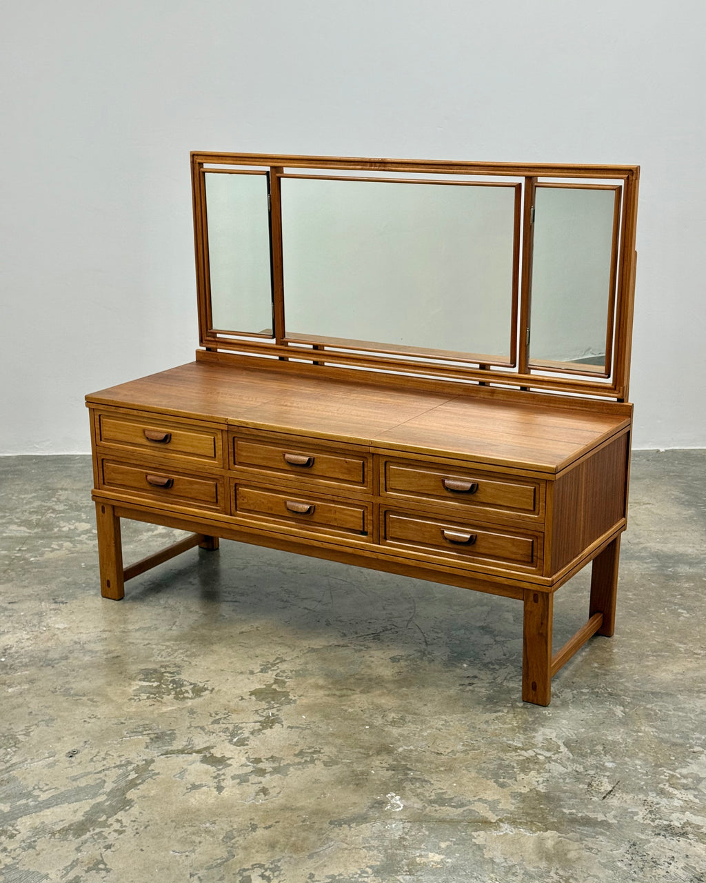 DRESSING TABLE BY TORRENTE