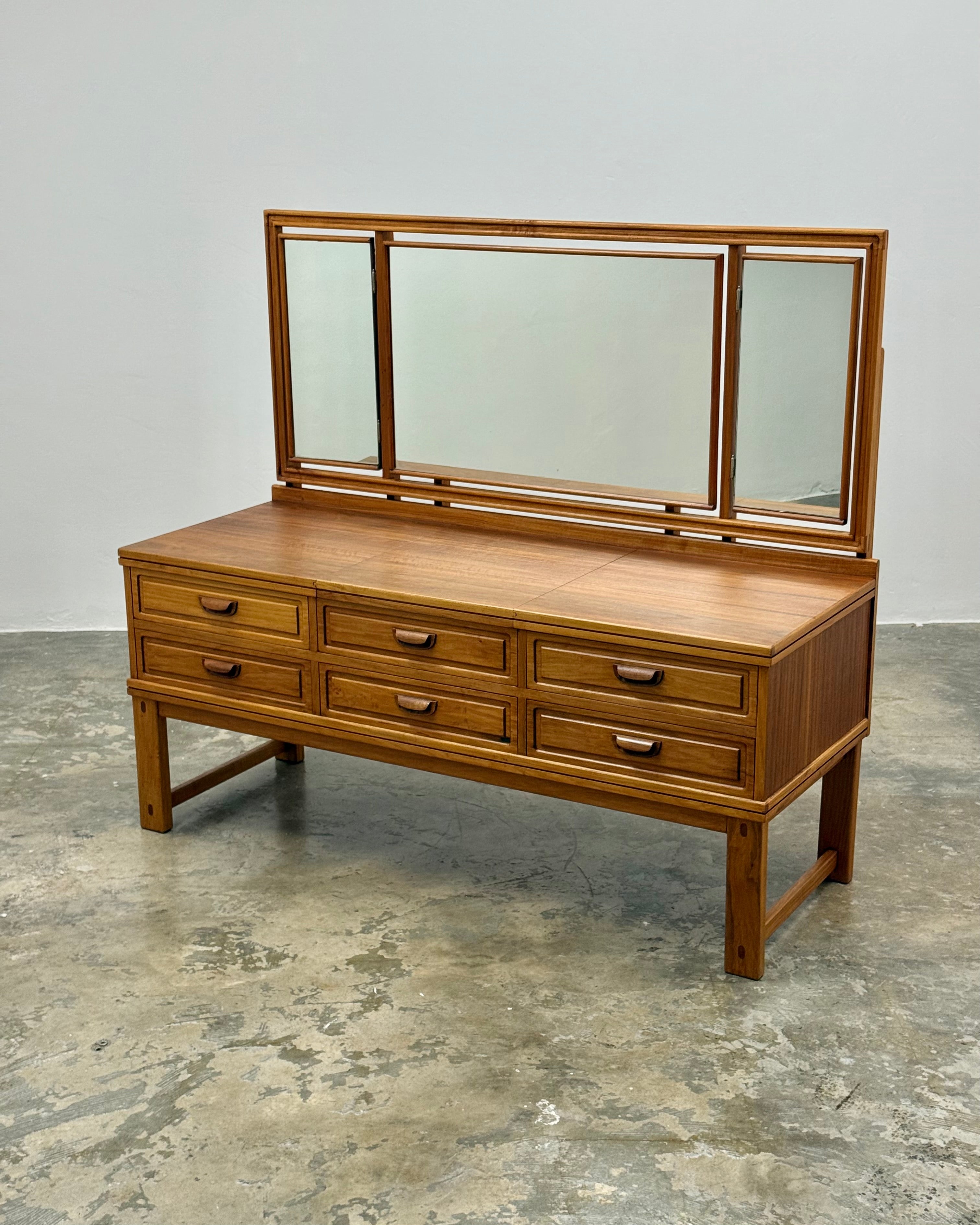 DRESSING TABLE BY TORRENTE