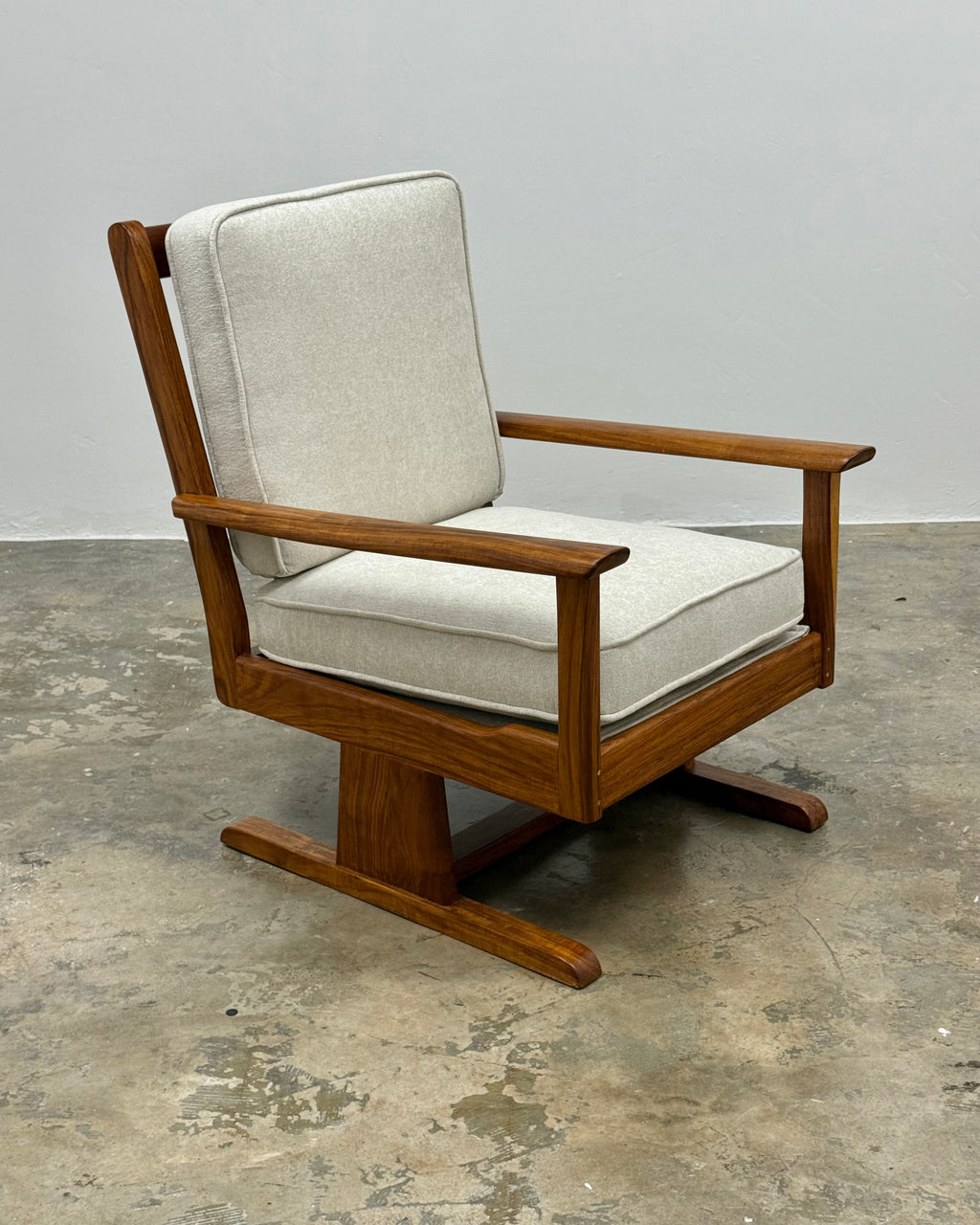 MID-CENTURY ARMCHAIR IN KIAAT