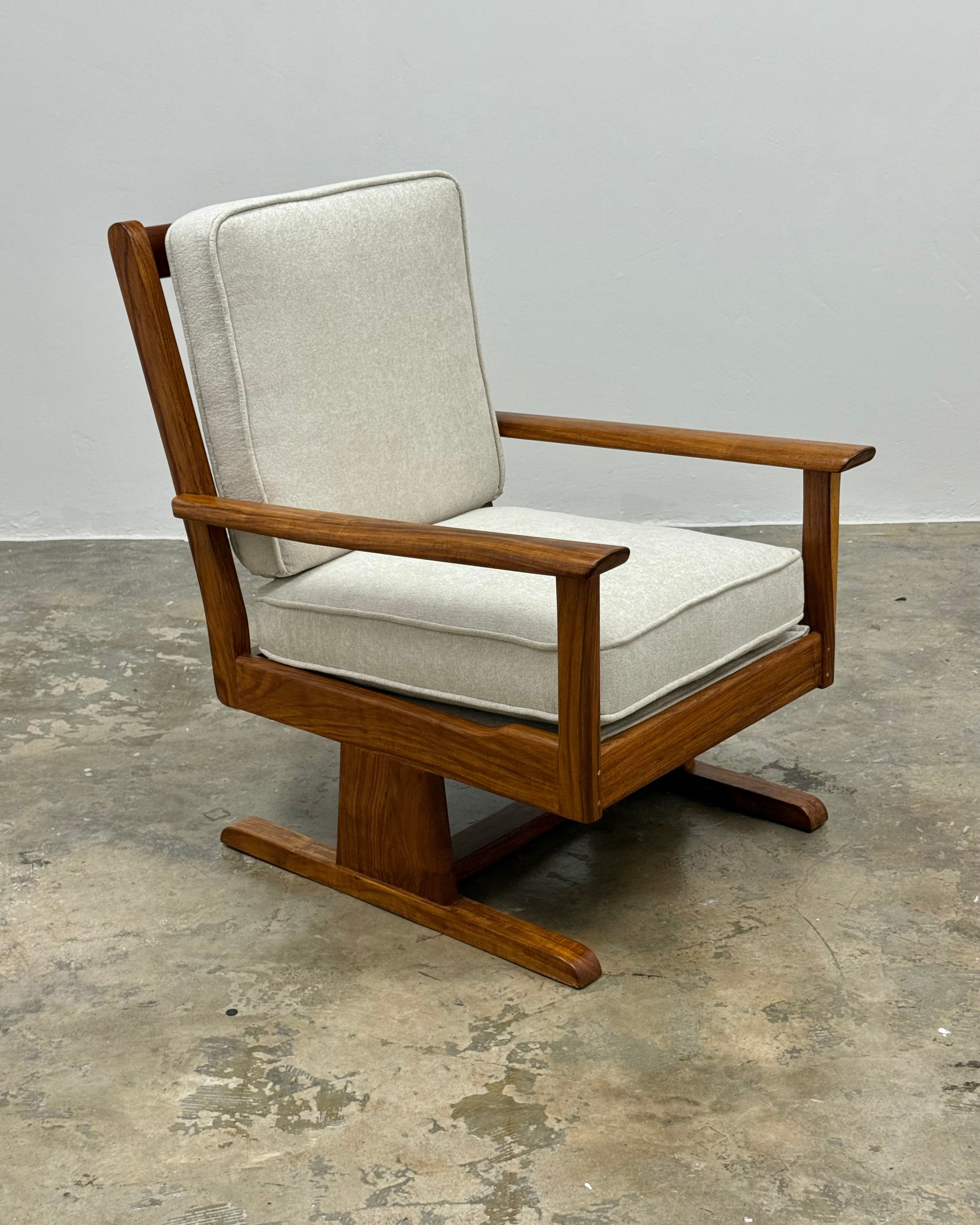 MID-CENTURY ARMCHAIR IN KIAAT