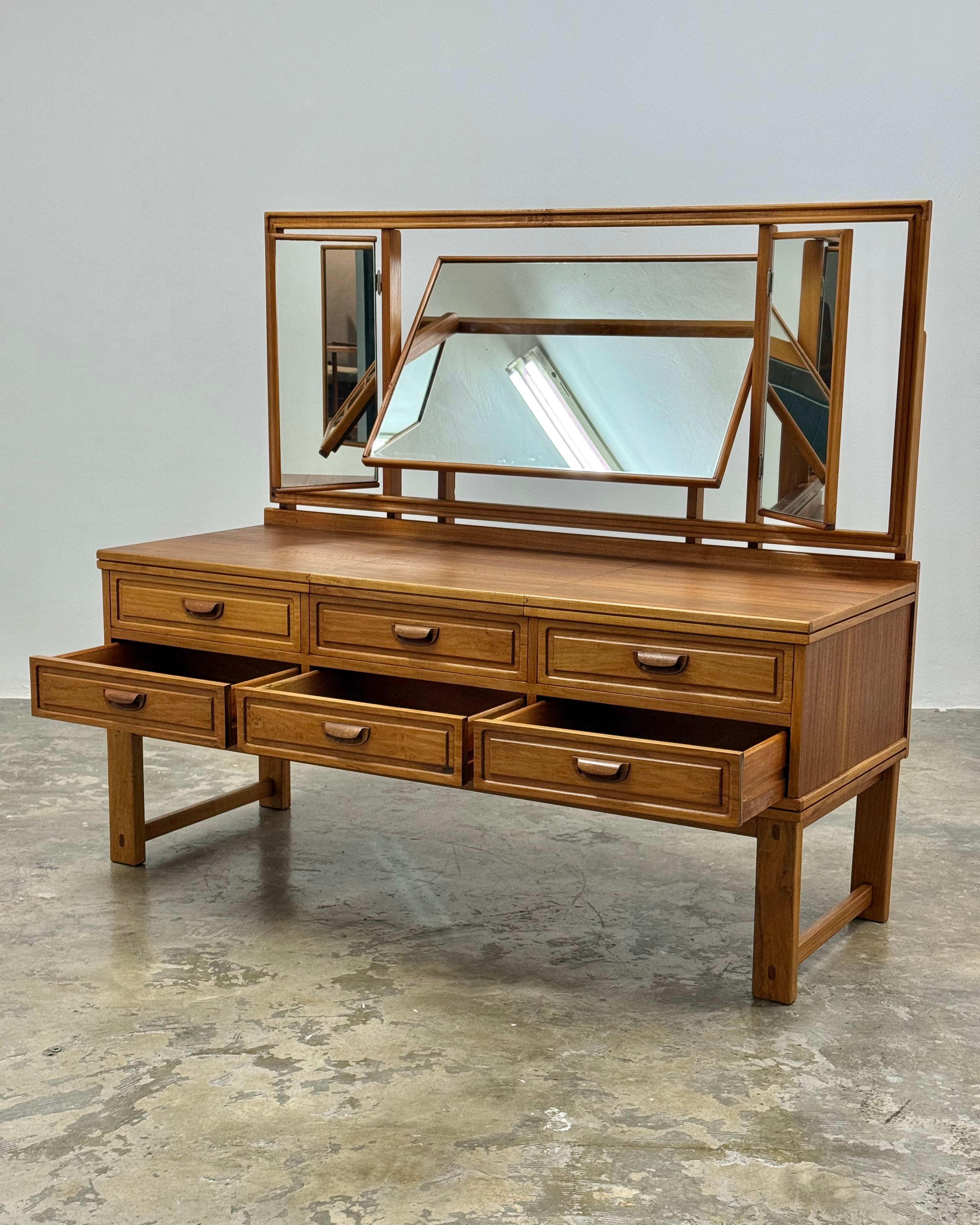DRESSING TABLE BY TORRENTE