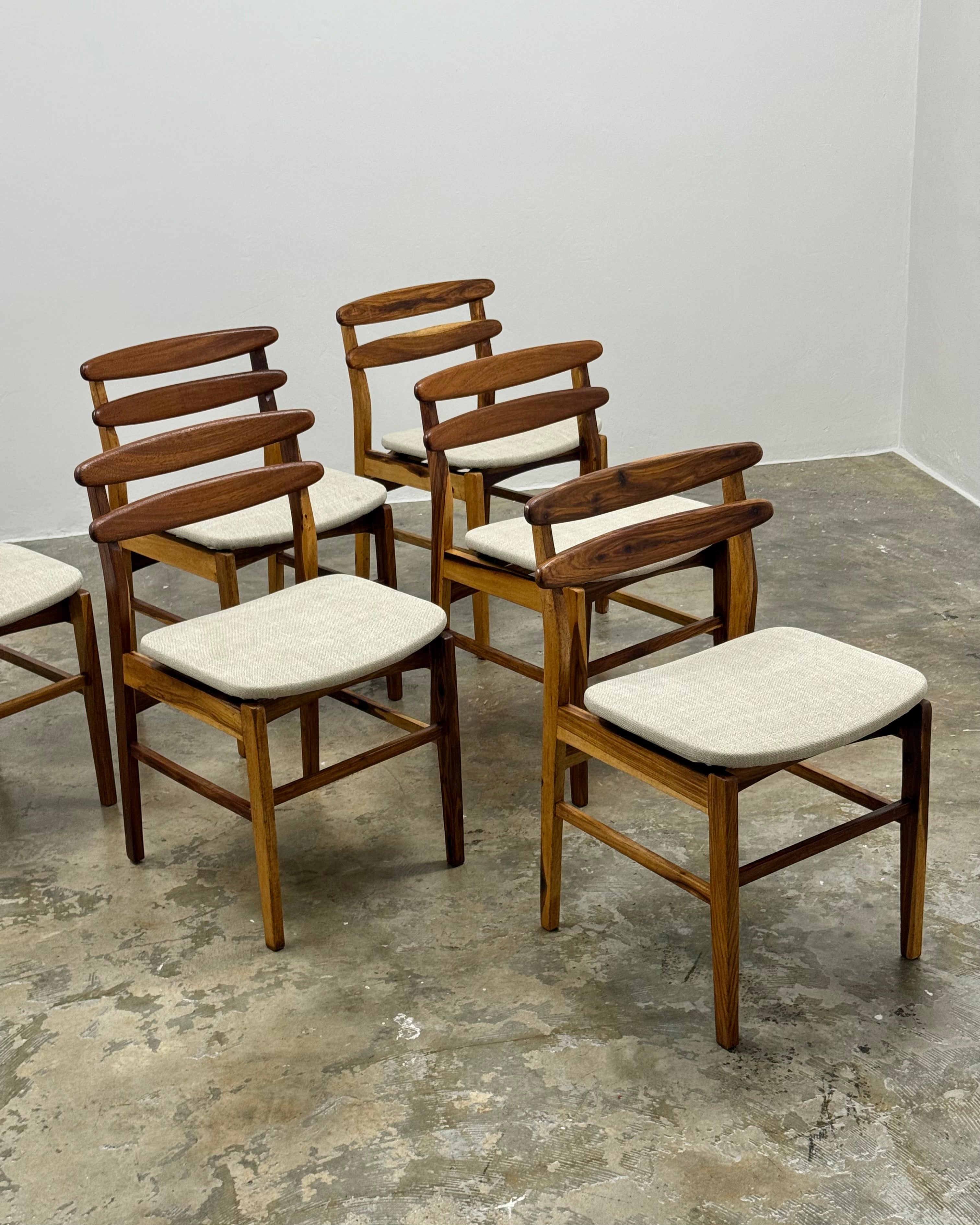 6 X MID CENTURY DINING CHAIRS IN KIAAT