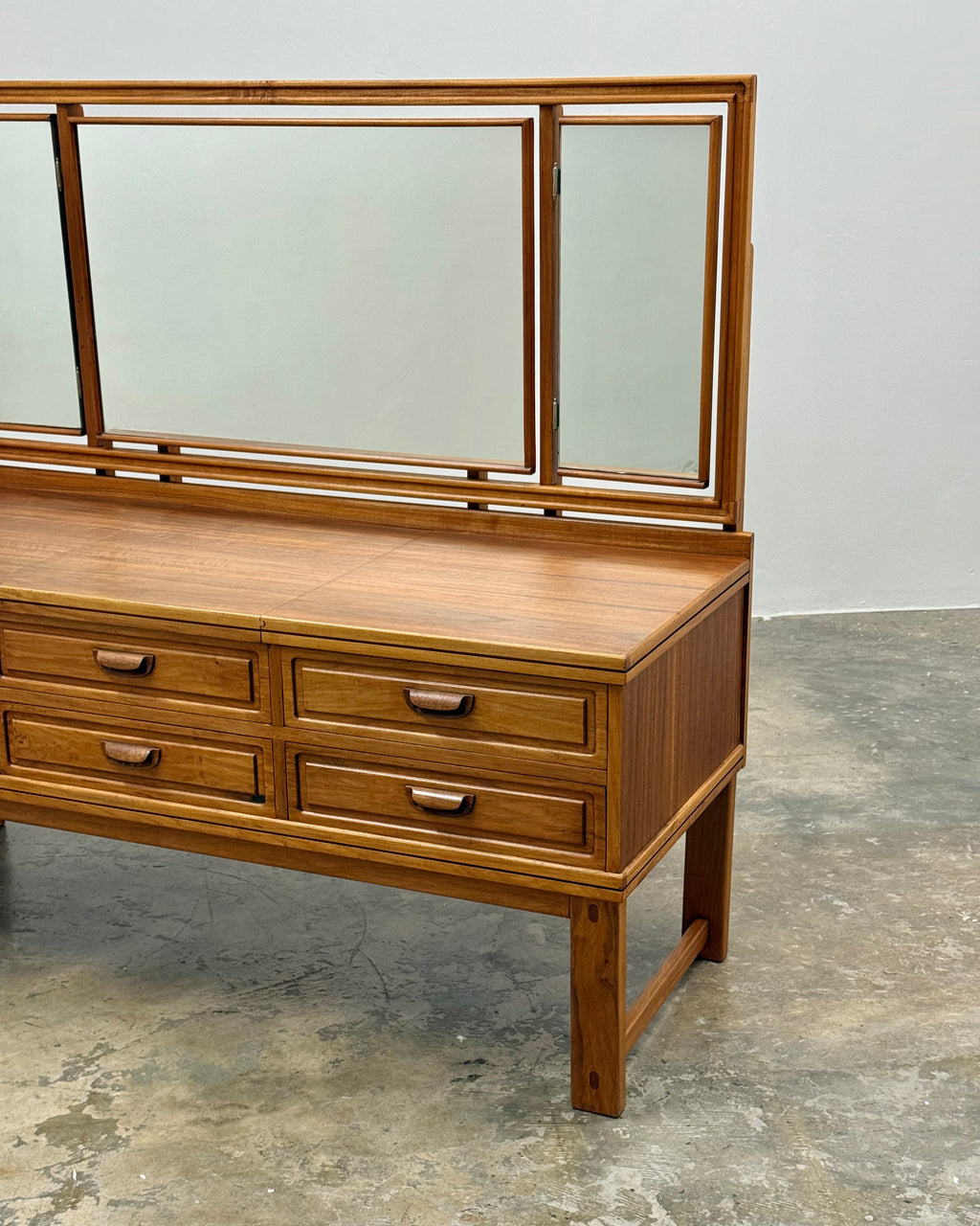 DRESSING TABLE BY TORRENTE