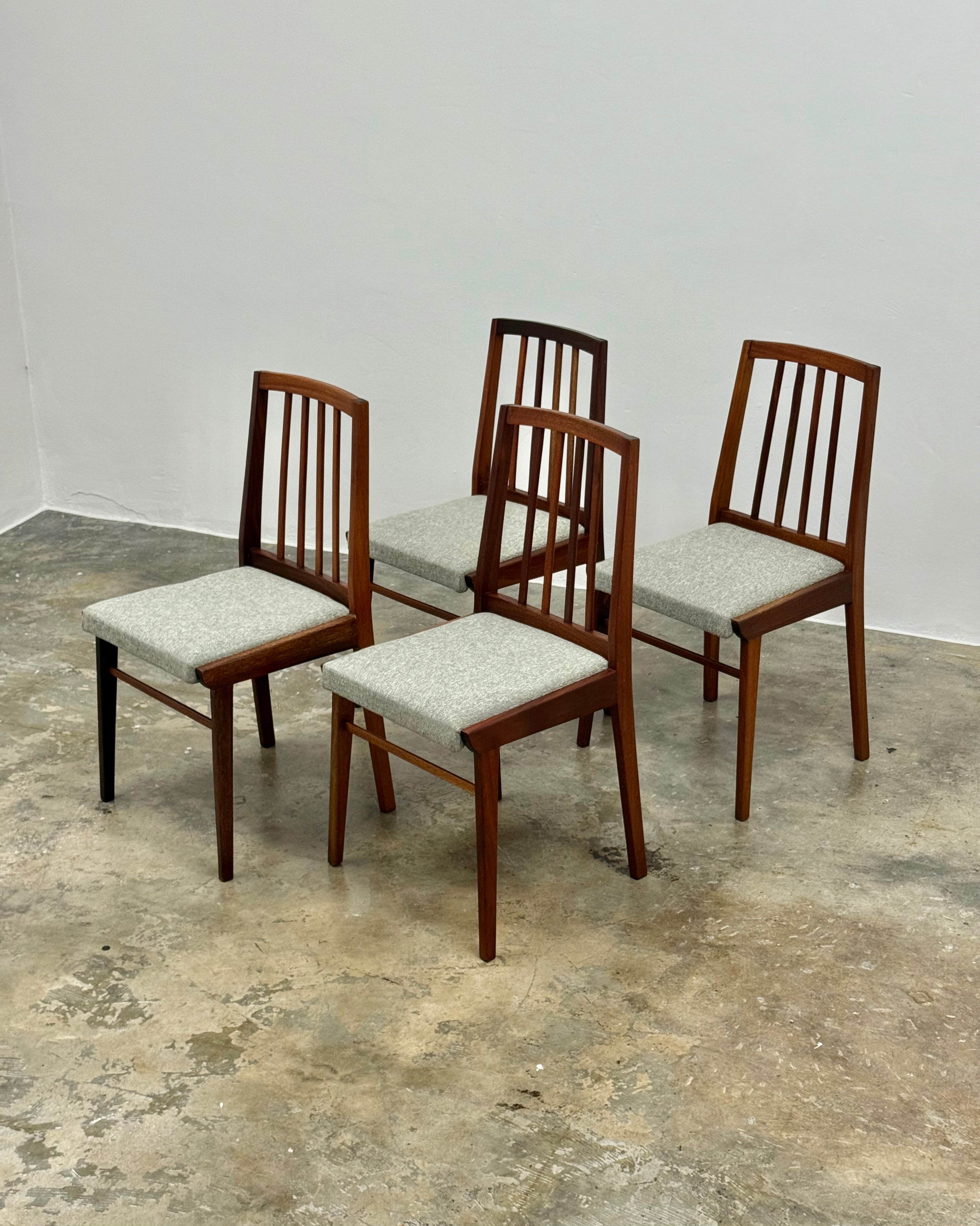 SET OF 4 MID-CENTURY DINING CHAIRS IN SAPELE MAHOGANY
