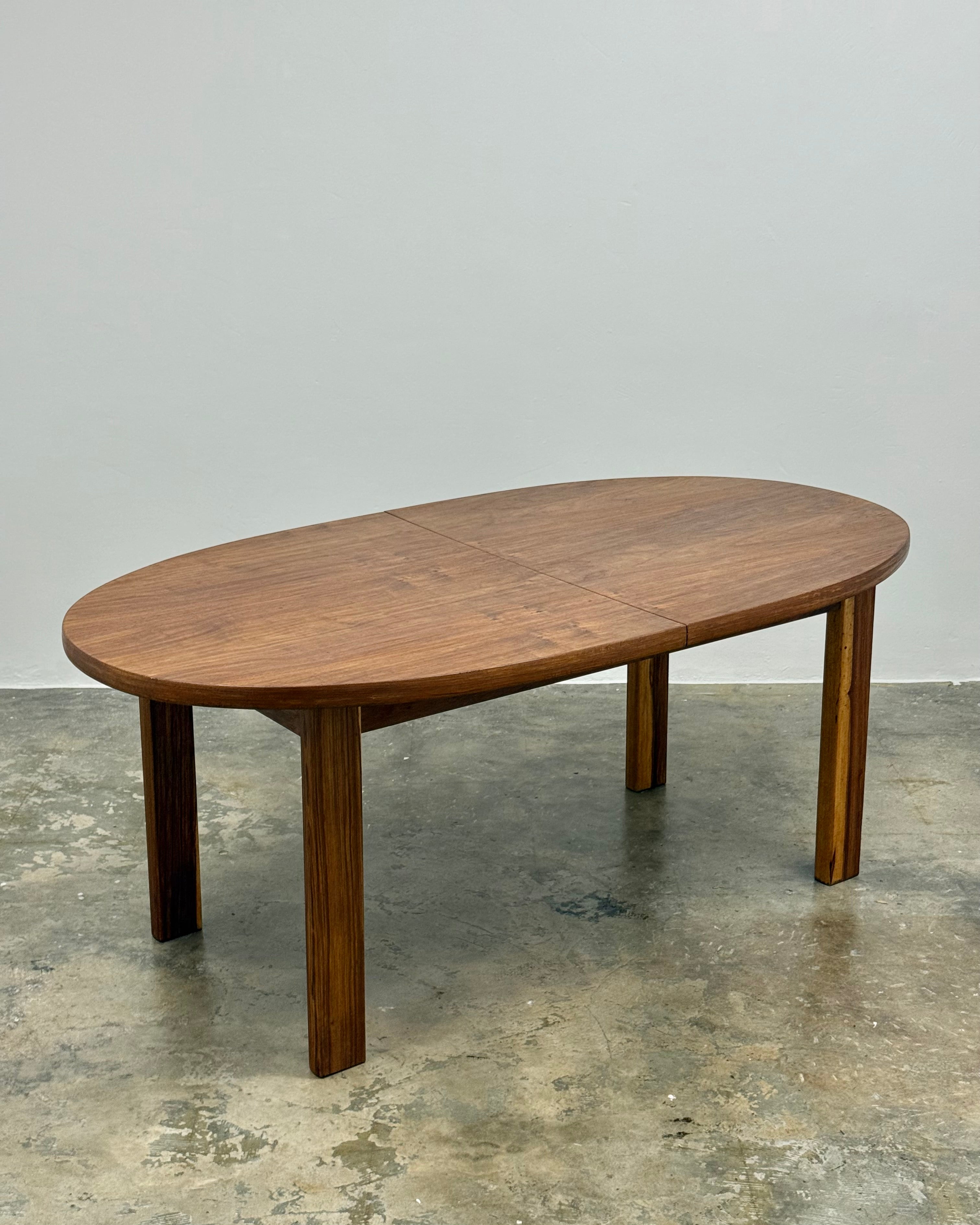 MID-CENTURY EXTENDABLE DINING TABLE IN KIAAT