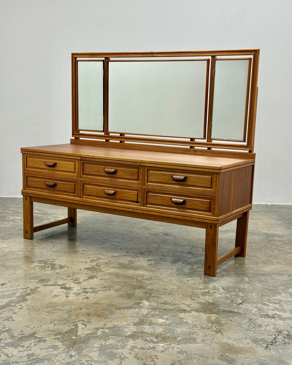 DRESSING TABLE BY TORRENTE