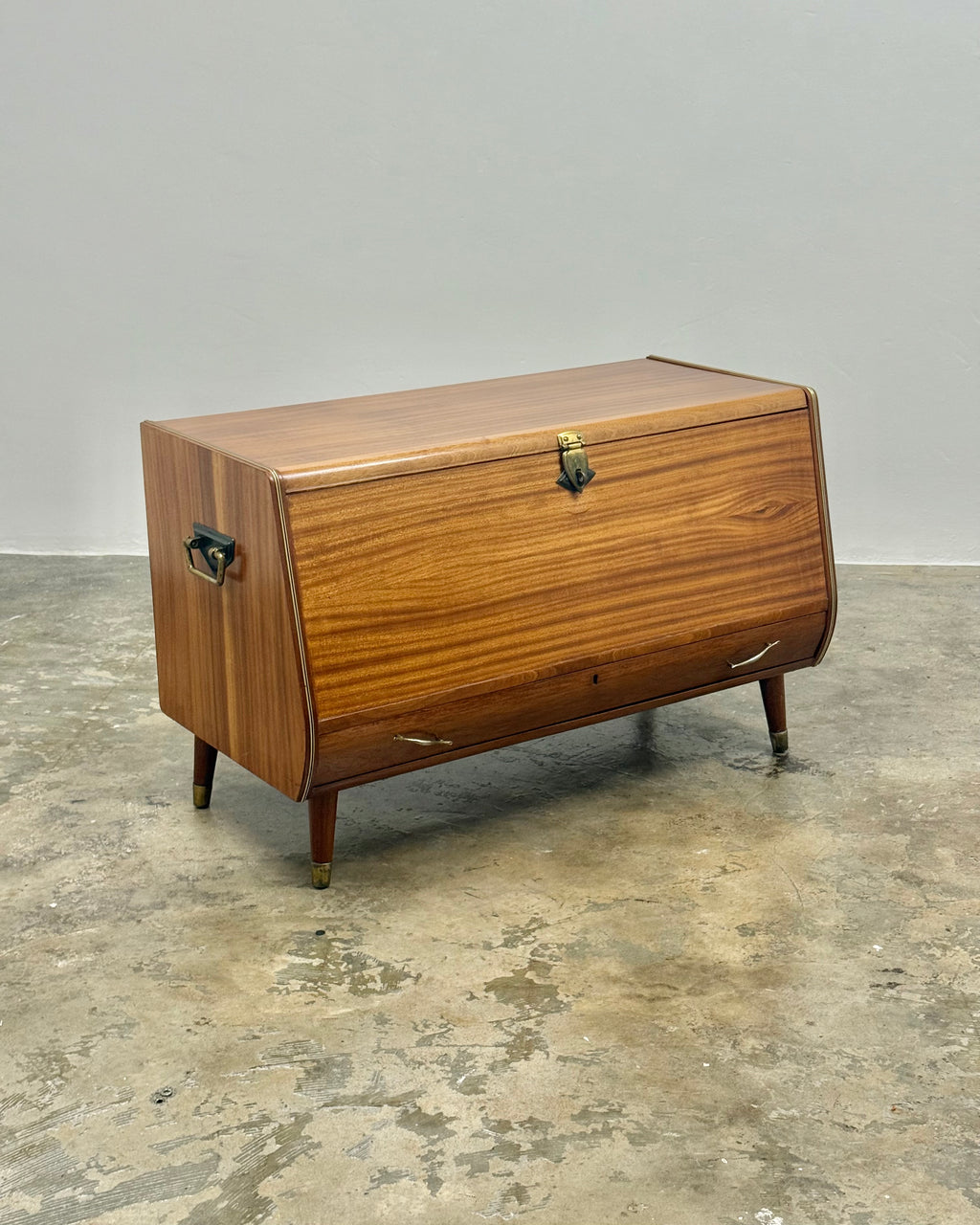MID-CENTURY KIST