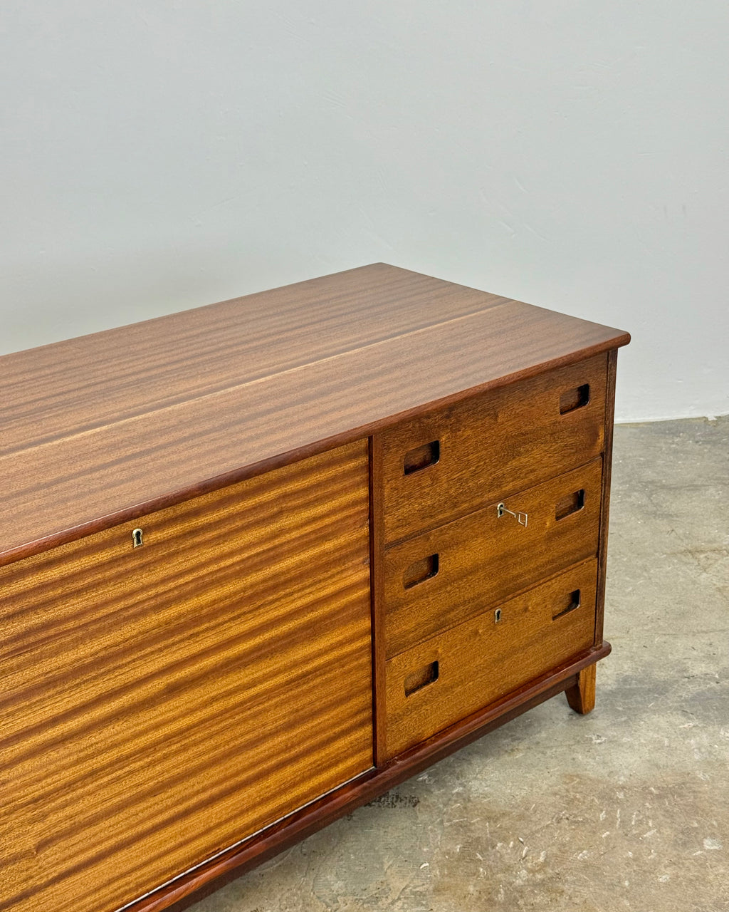 LARGE MID-CENTURY KIST