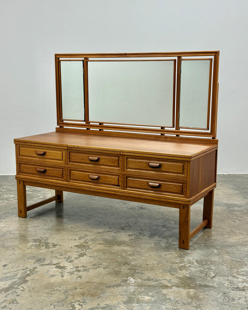DRESSING TABLE BY TORRENTE
