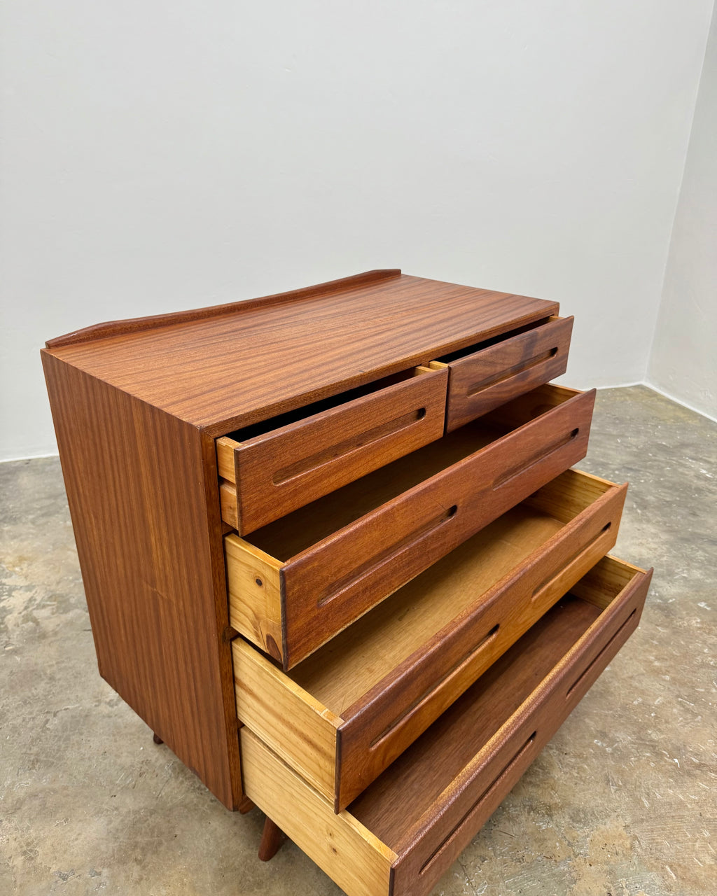 MID-CENTURY CHEST OF DRAWERS