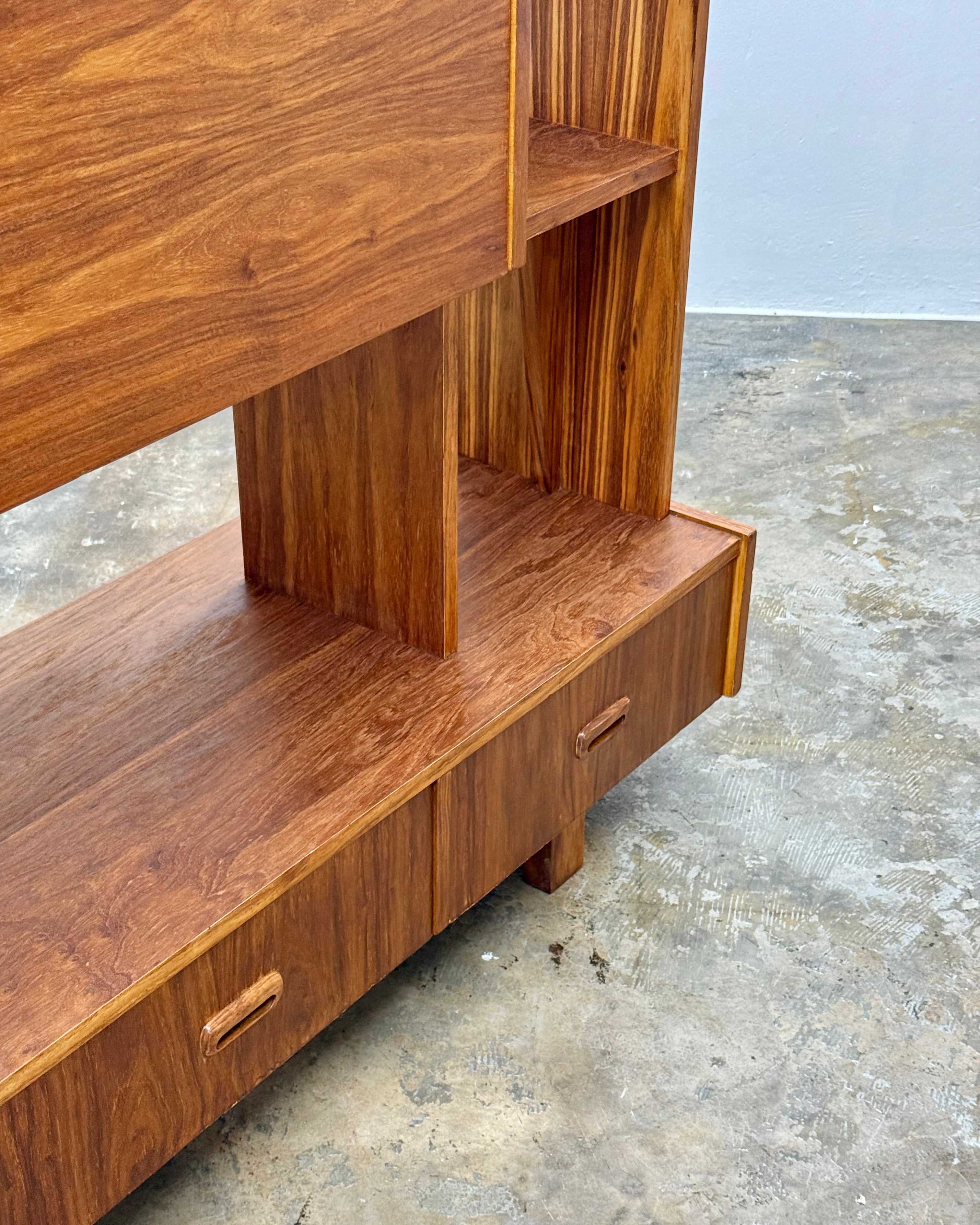 RETRO ROOM DIVIDER / LIQUOR CABINET