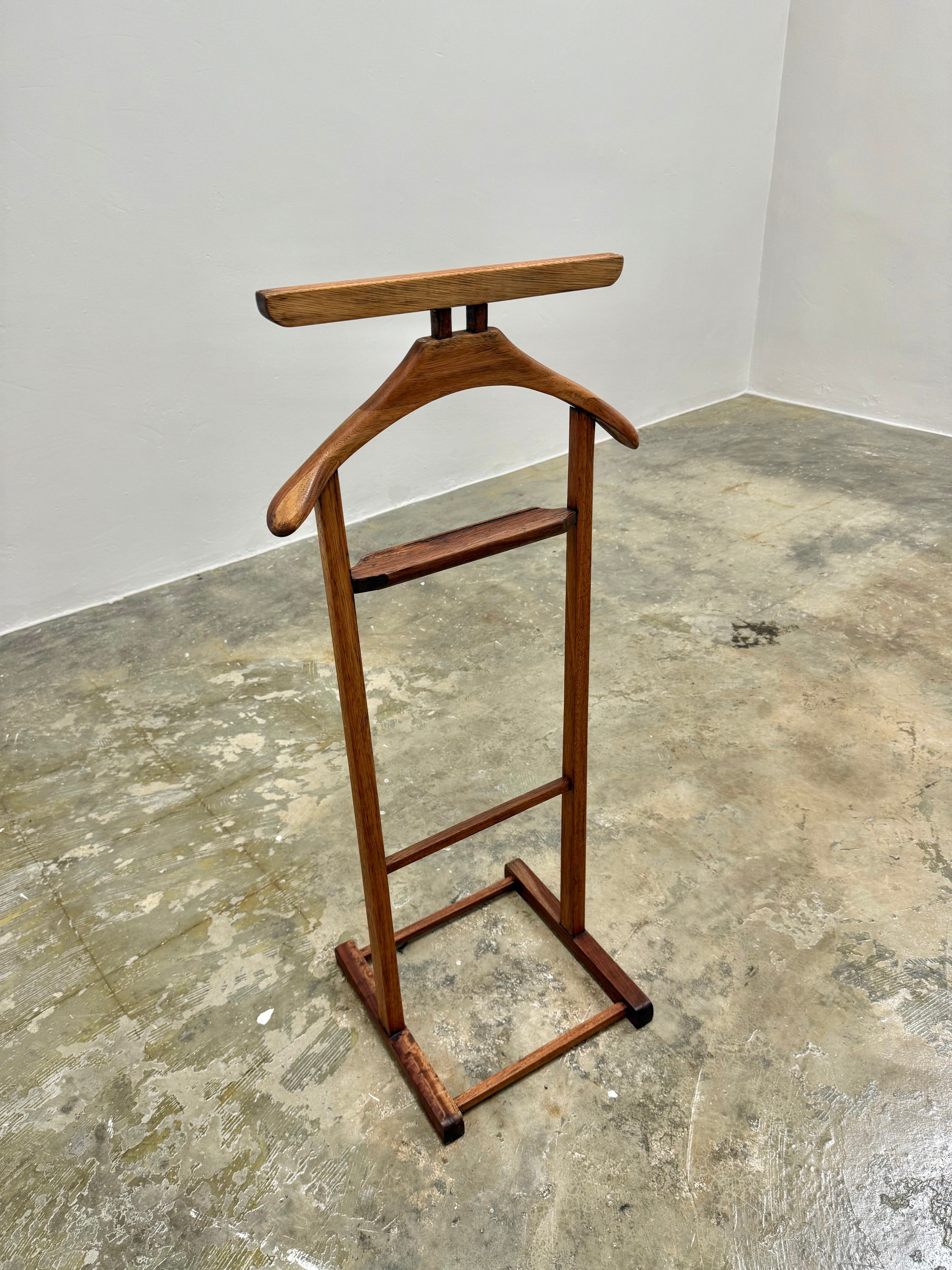 VINTAGE SOLID WOOD DUMB VALET