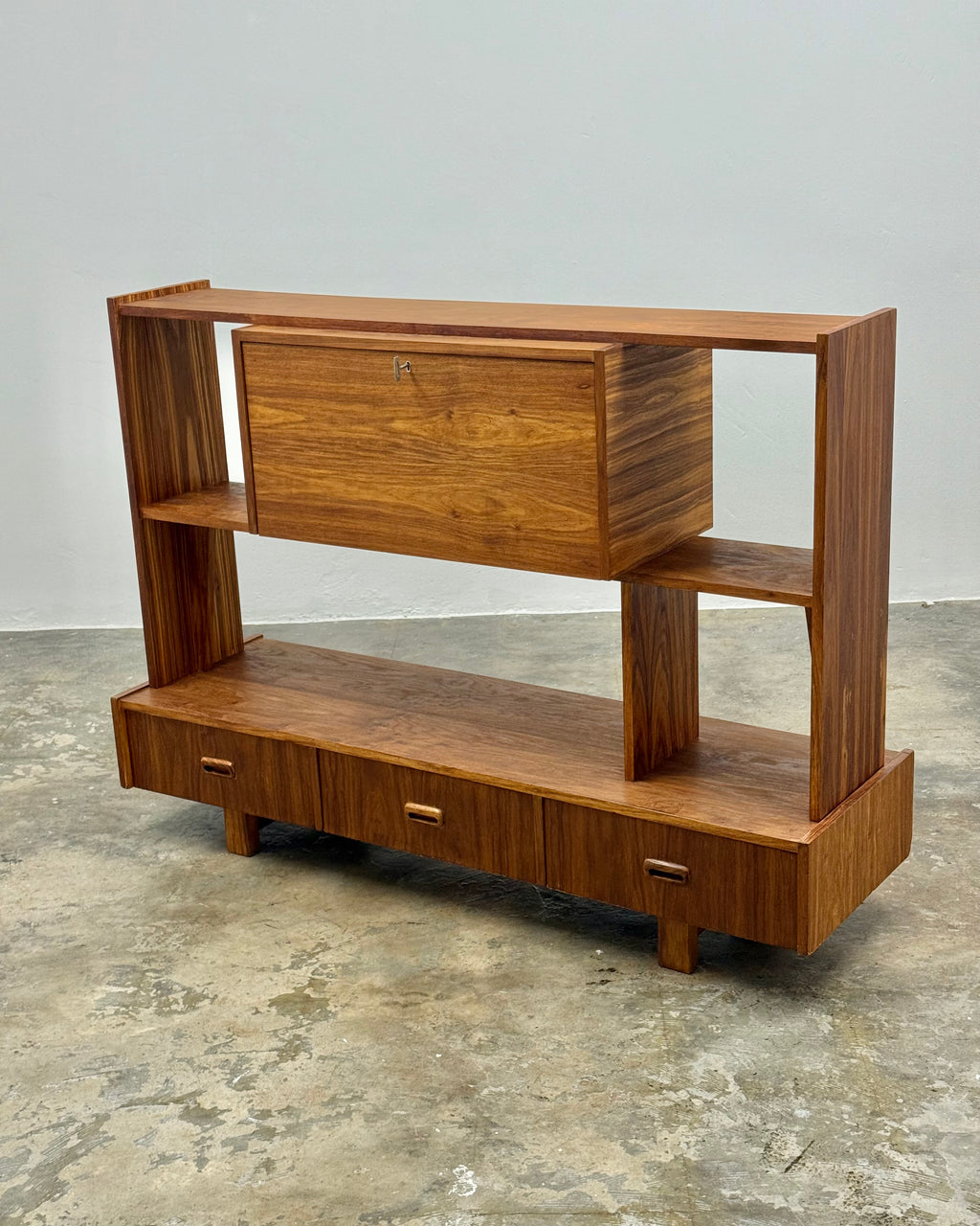 RETRO ROOM DIVIDER / LIQUOR CABINET