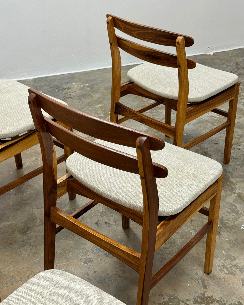 6 X MID CENTURY DINING CHAIRS IN KIAAT