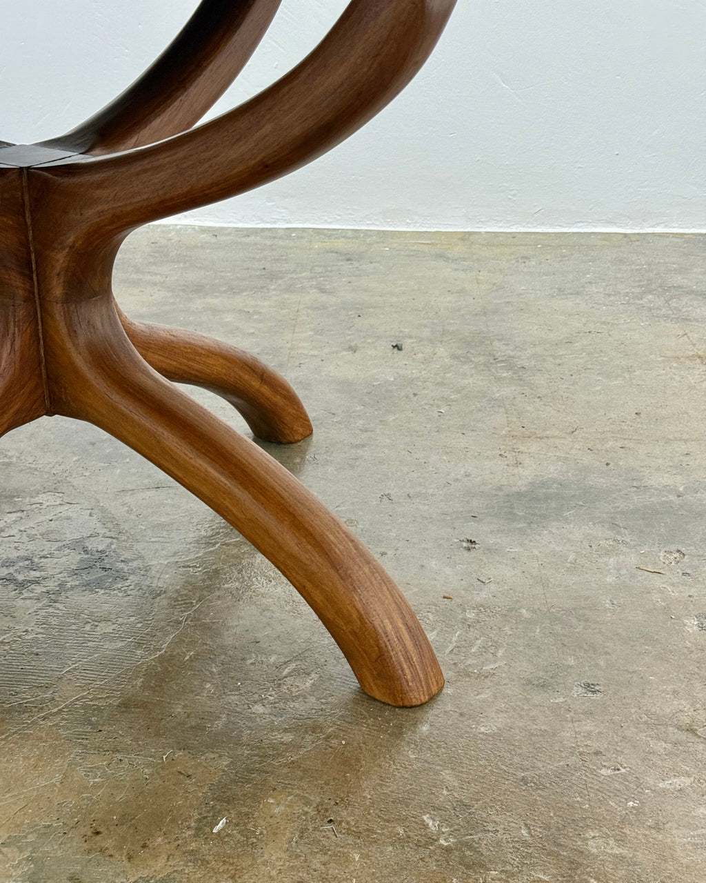 MID-CENTURY ROUND DINING TABLE (EXTENDABLE)