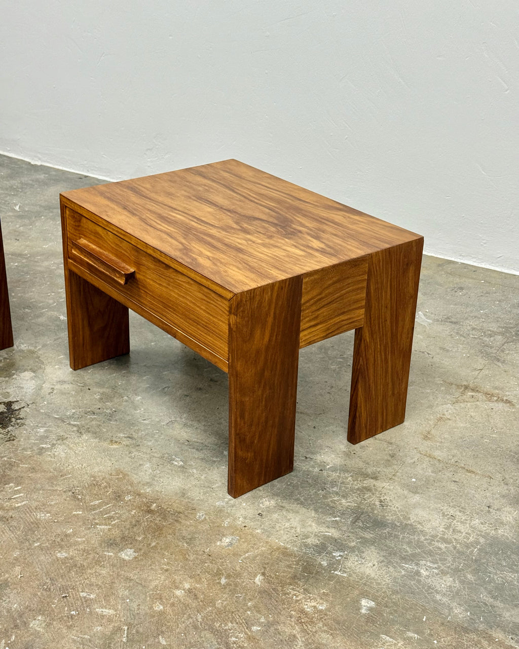 PAIR OF MID-CENTURY PEDESTALS IN KIAAT