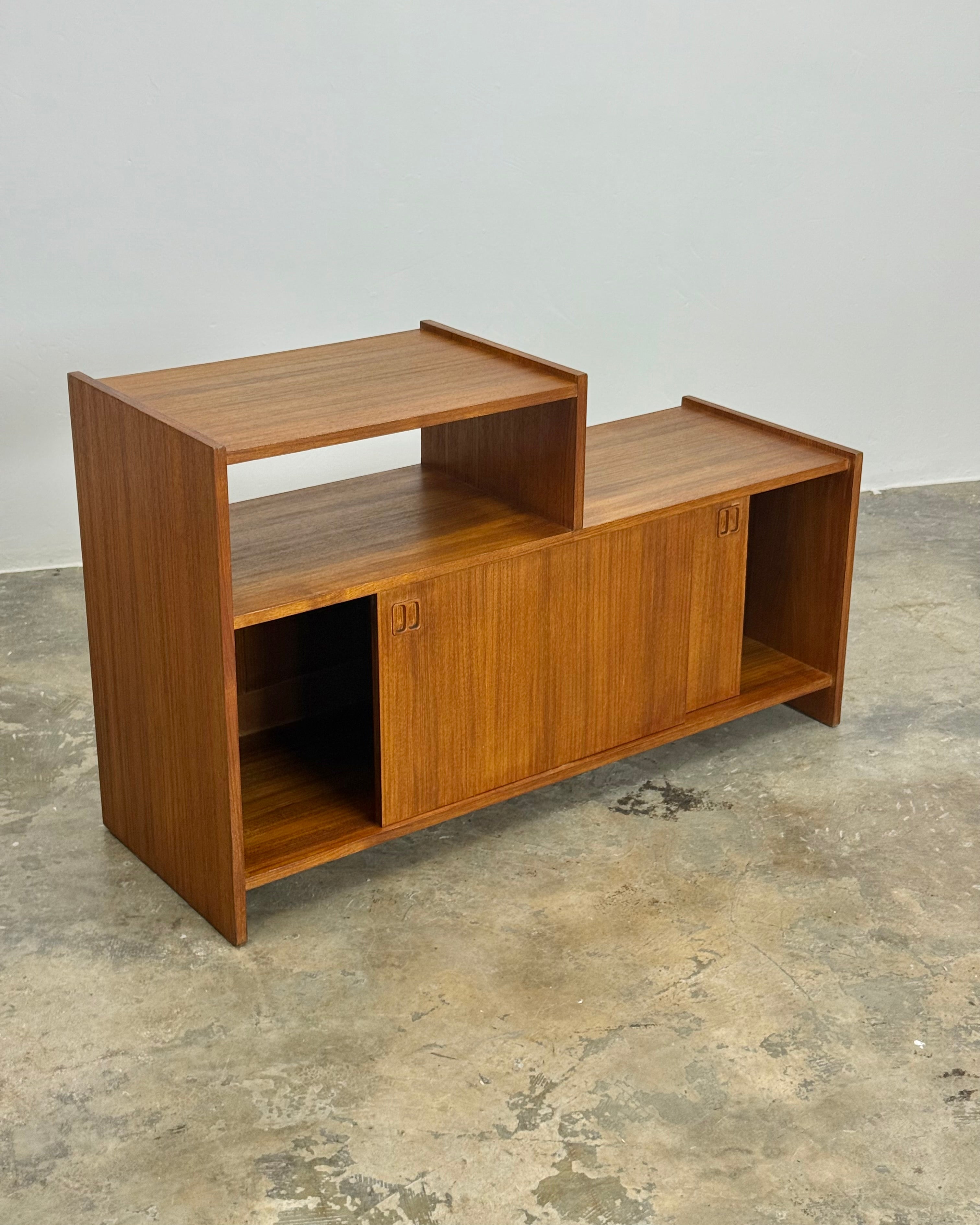 MID-CENTURY RECORD CABINET / HIFI STAND
