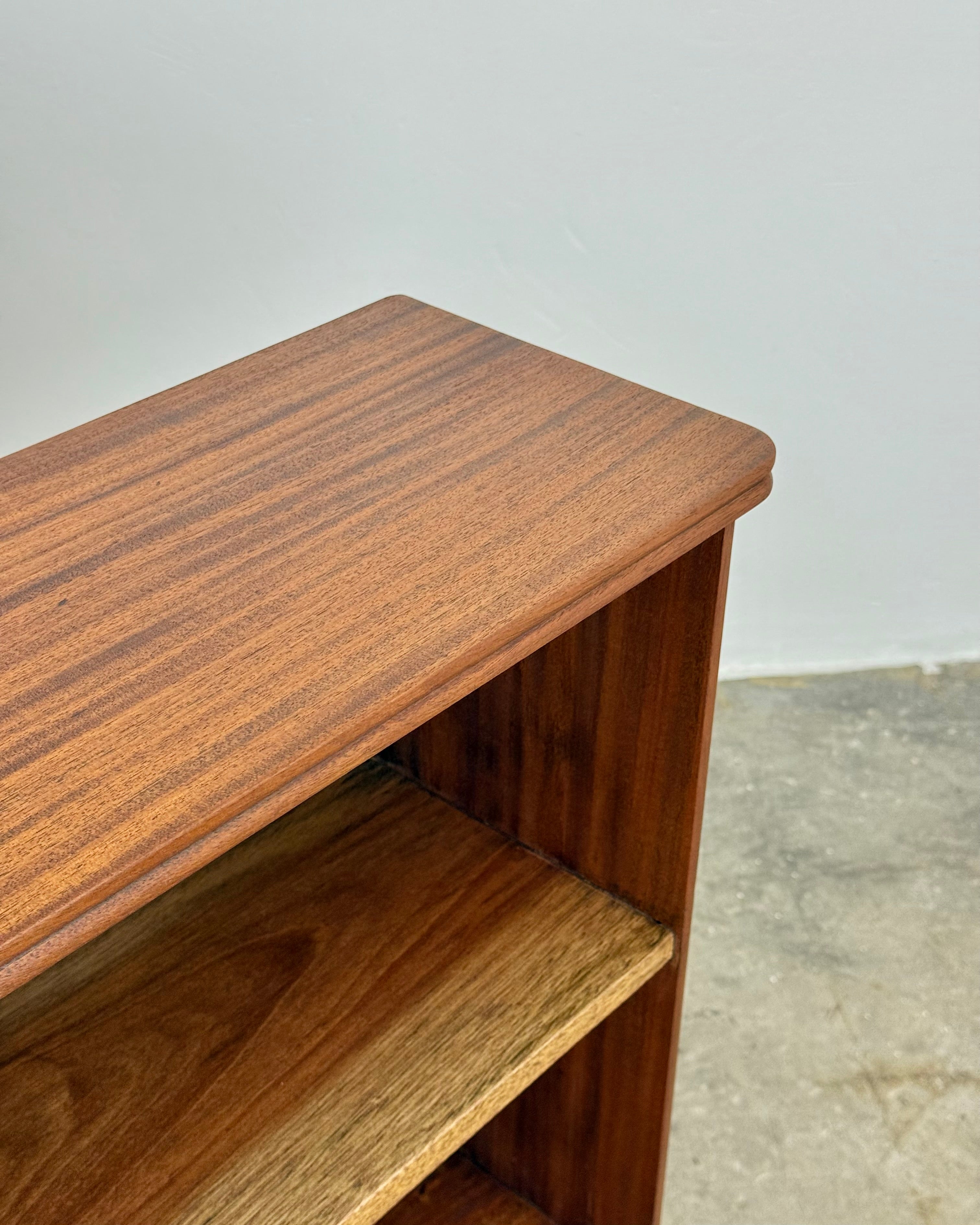 MID-CENTURY BOOKSHELF