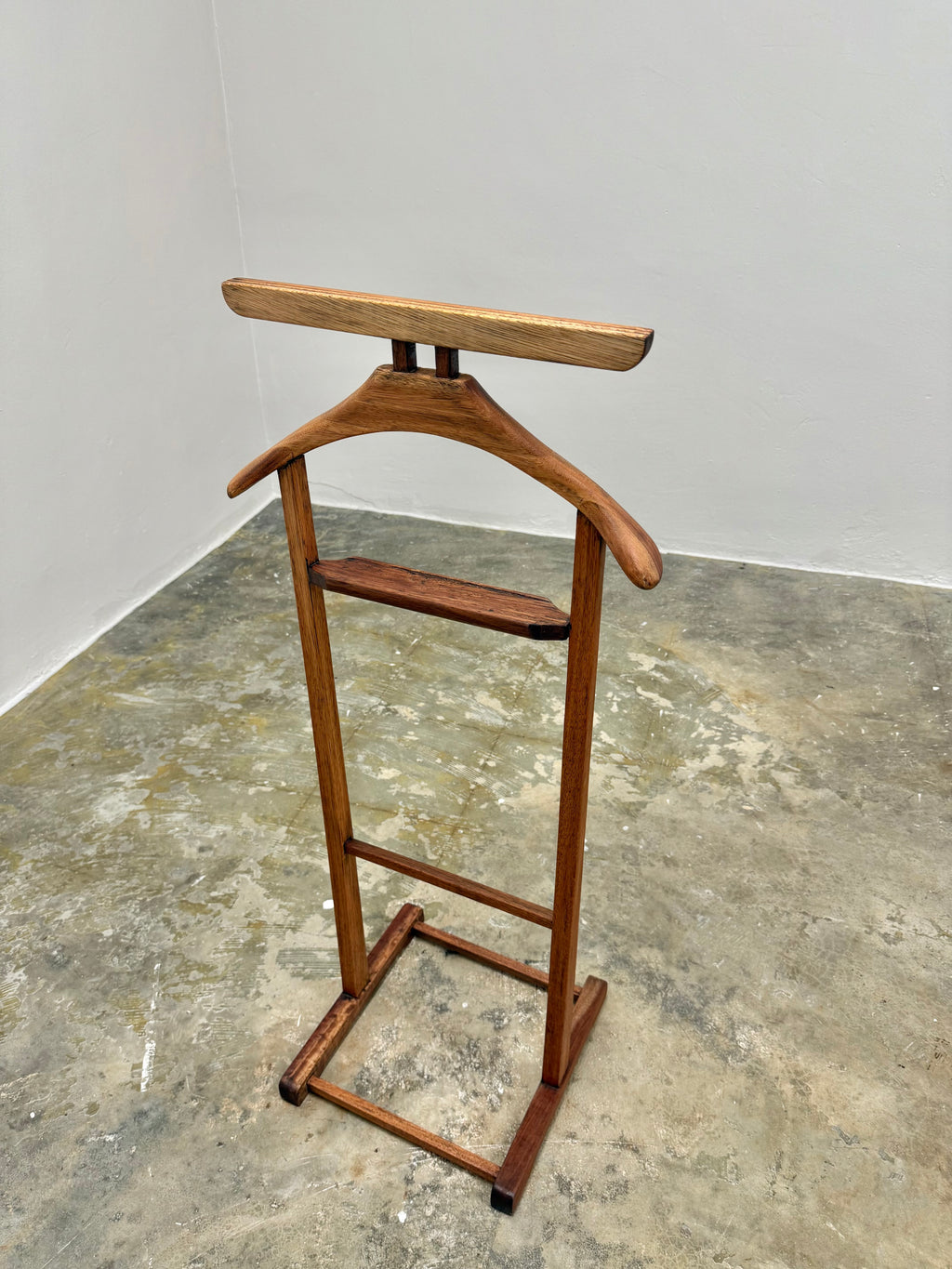 VINTAGE SOLID WOOD DUMB VALET