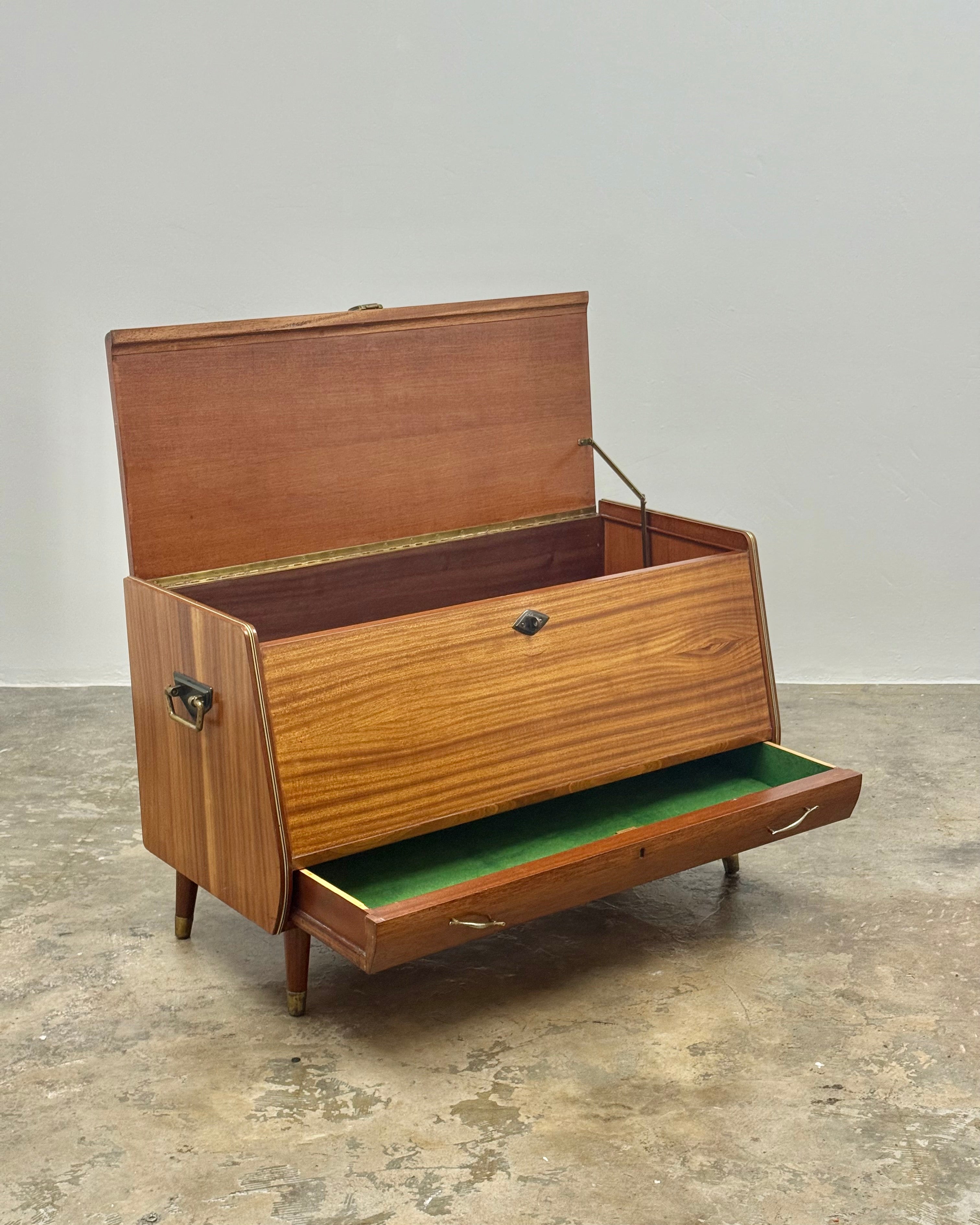 MID-CENTURY KIST