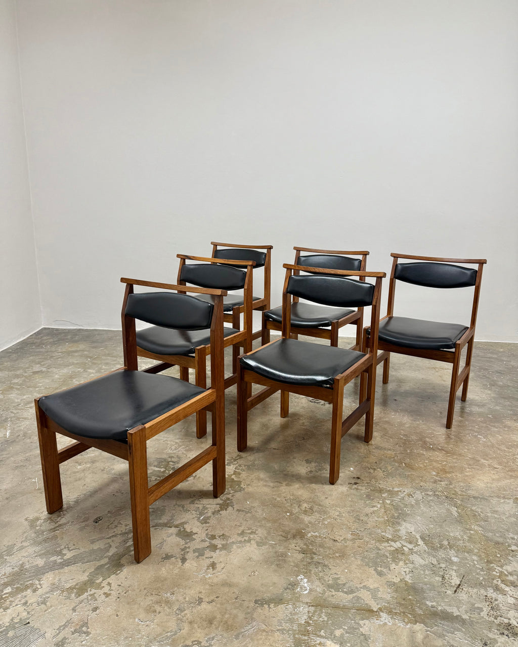 6 SEATER DINING SET IN KIAAT BY KALLENBACH