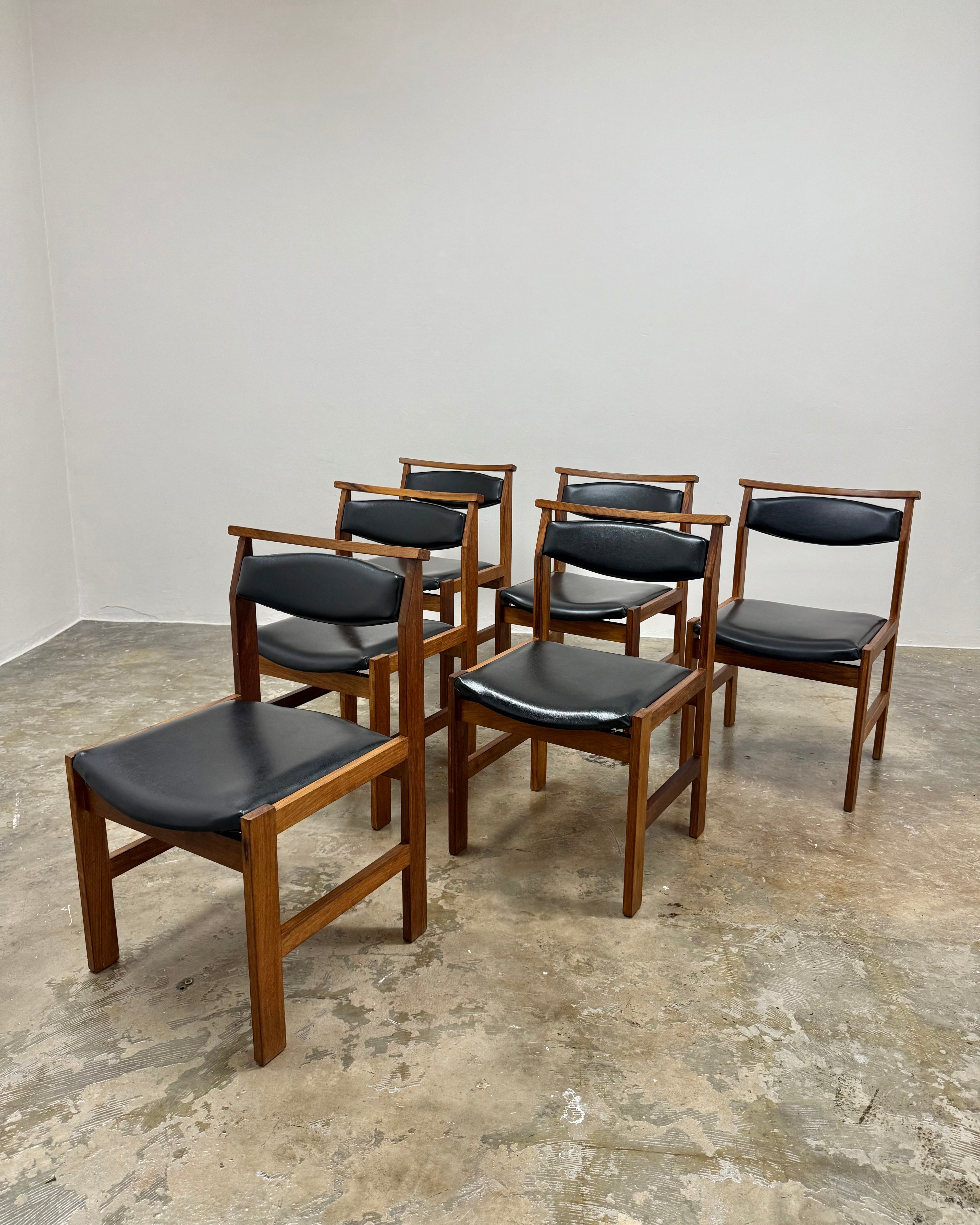 6 SEATER DINING SET IN KIAAT BY KALLENBACH