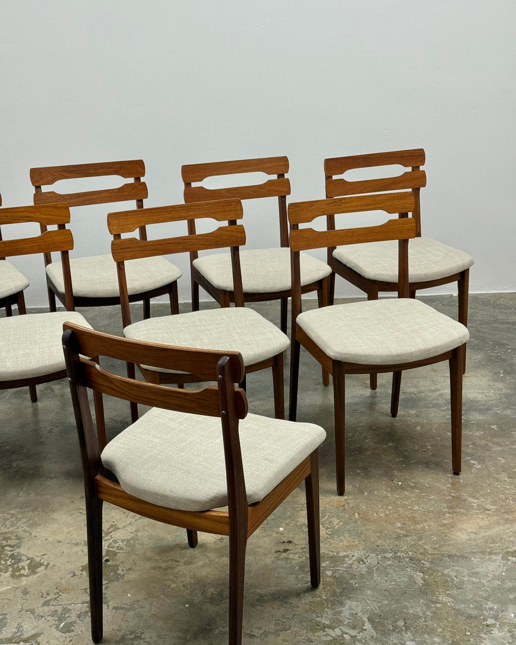 SET OF 8 MID-CENTURY DINING CHAIRS IN TEAK