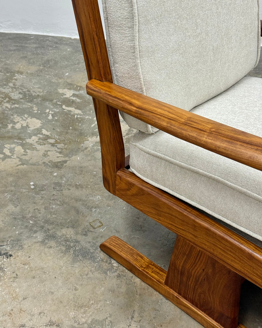 MID-CENTURY ARMCHAIR IN KIAAT