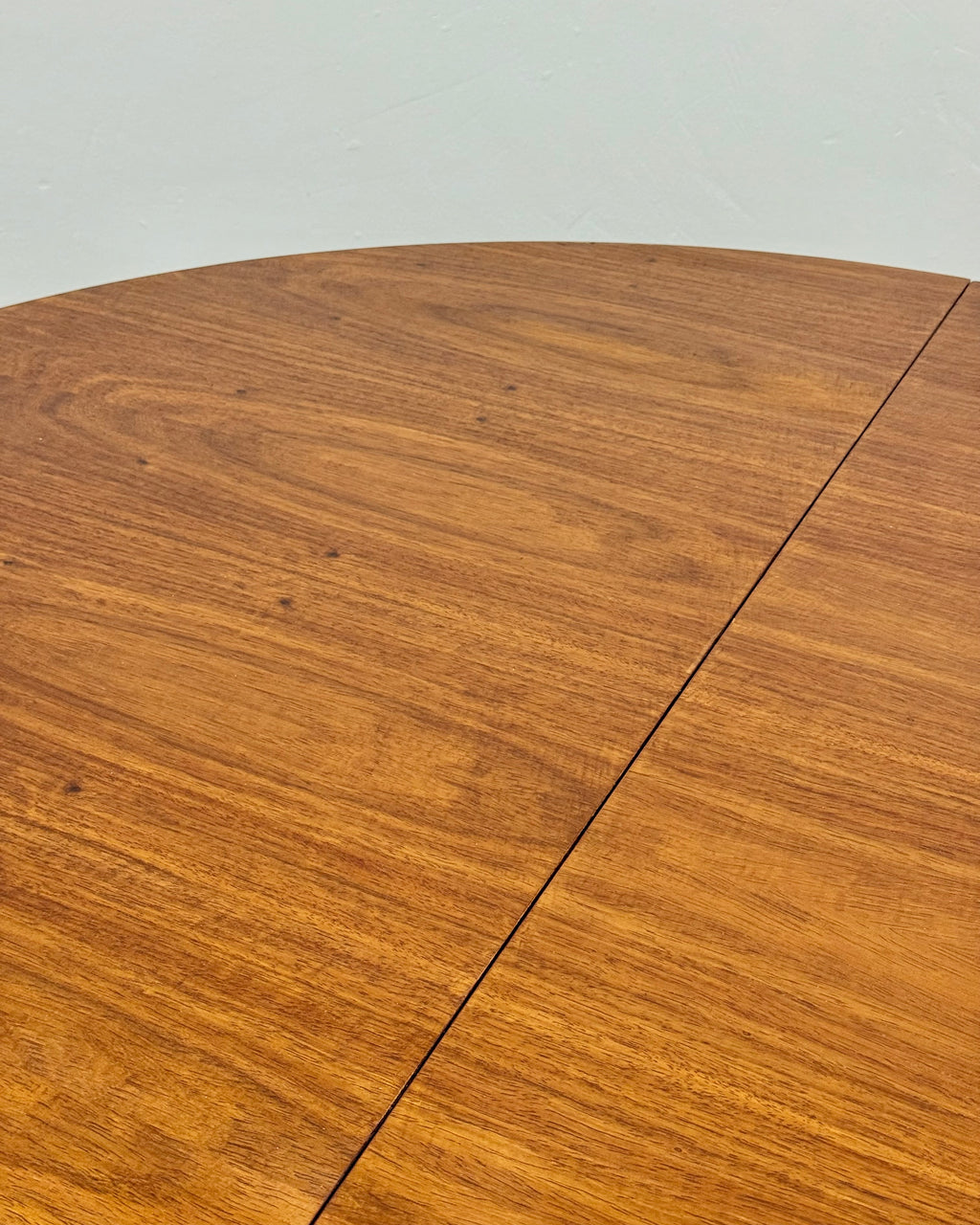 MID-CENTURY ROUND DINING TABLE (EXTENDABLE)