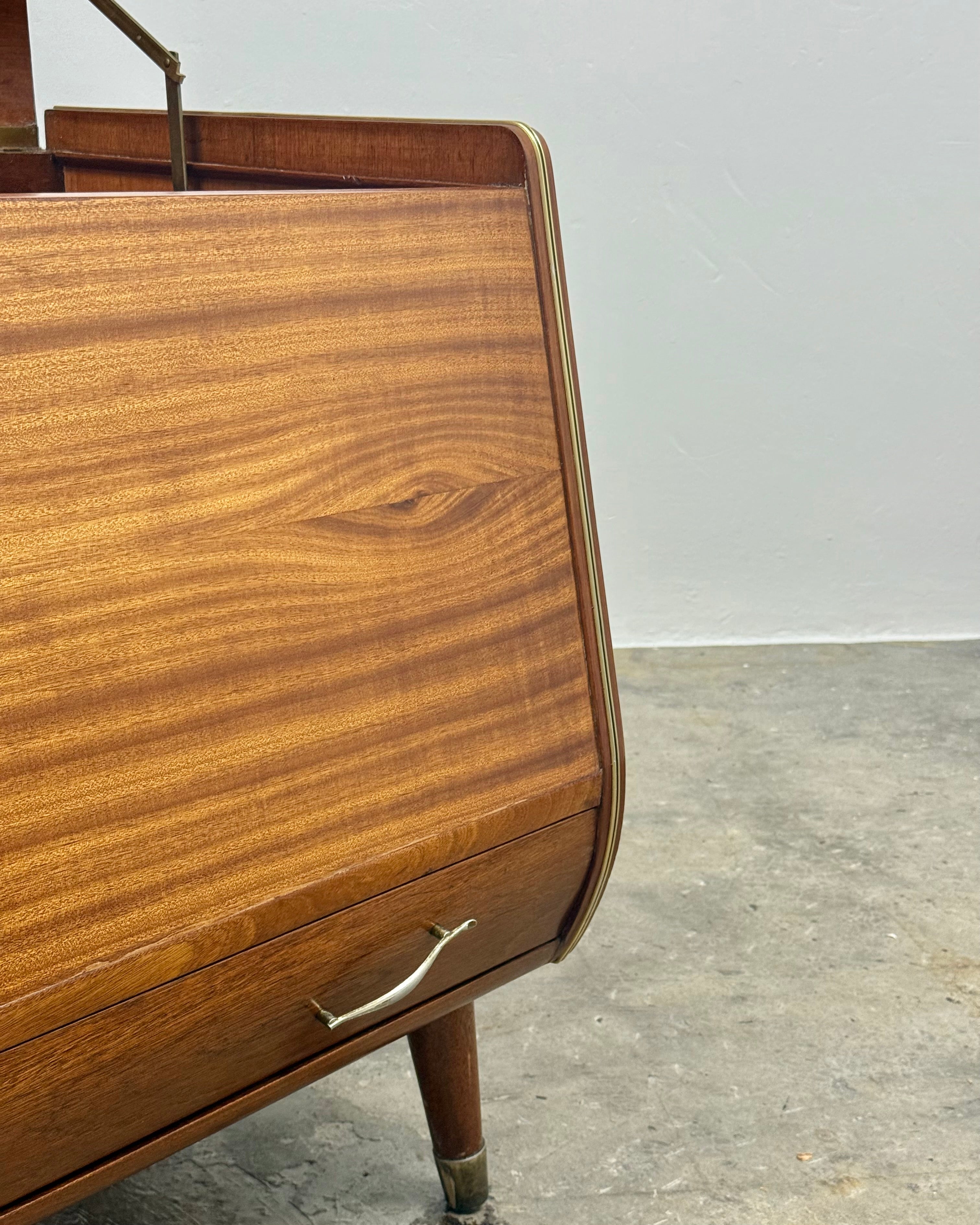 MID-CENTURY KIST