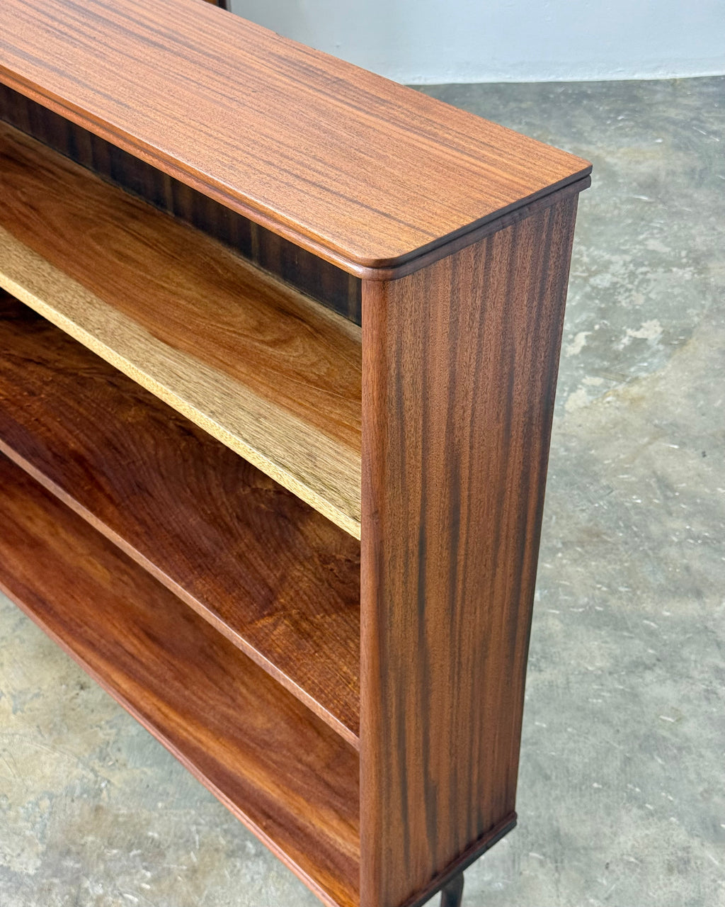 MID-CENTURY BOOKSHELF