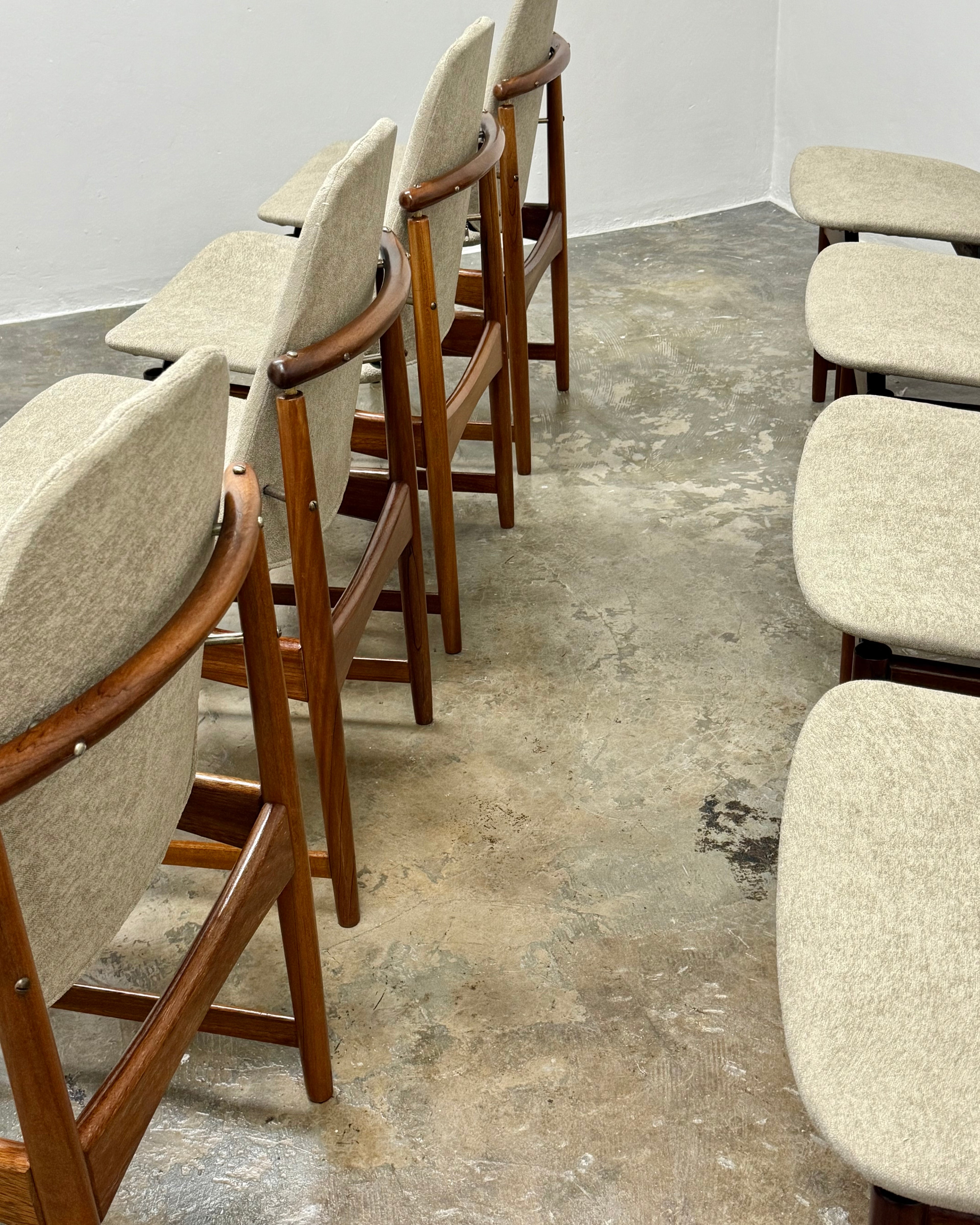 SET OF 8 x FRYSTARK DINING CHAIRS