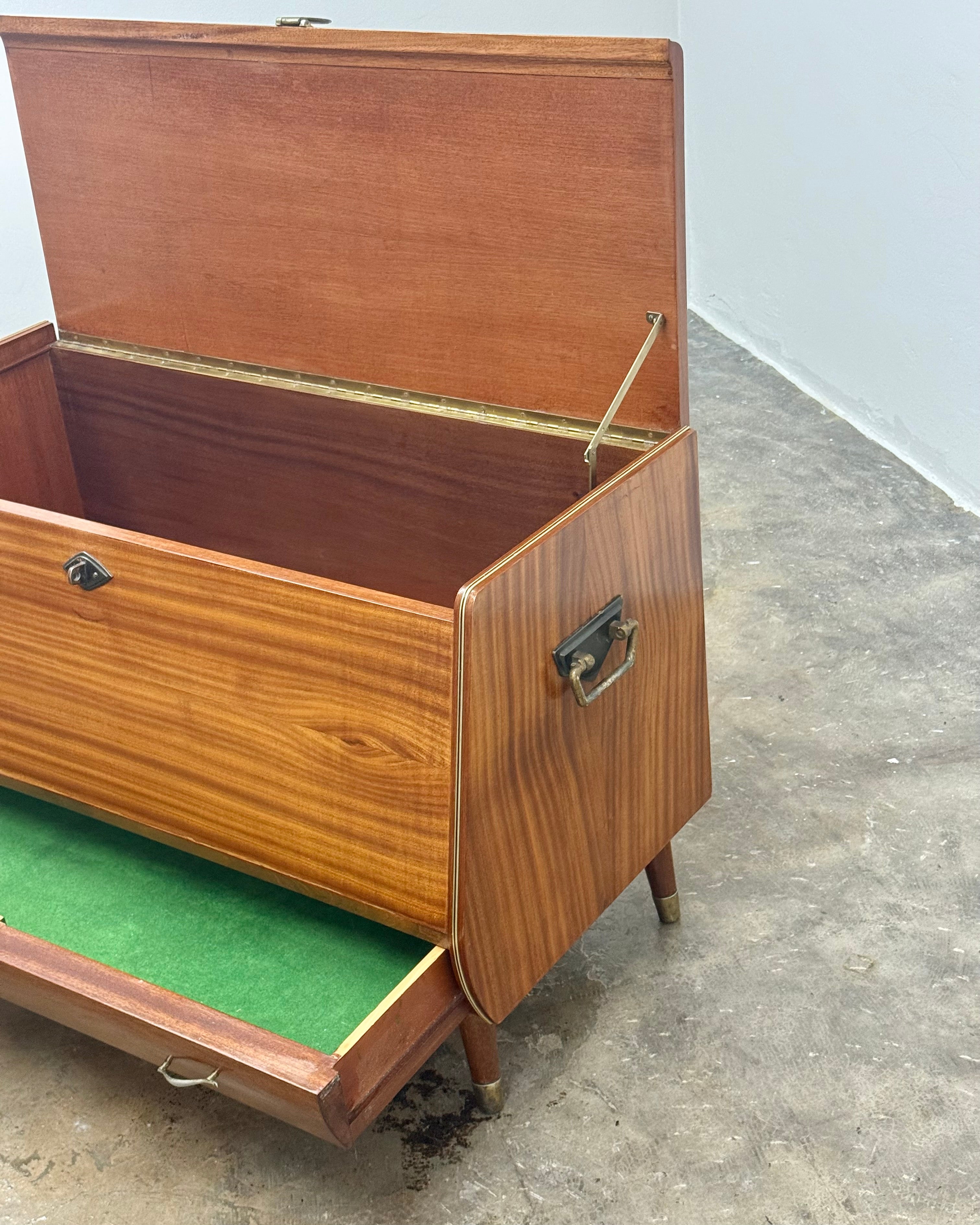 MID-CENTURY KIST