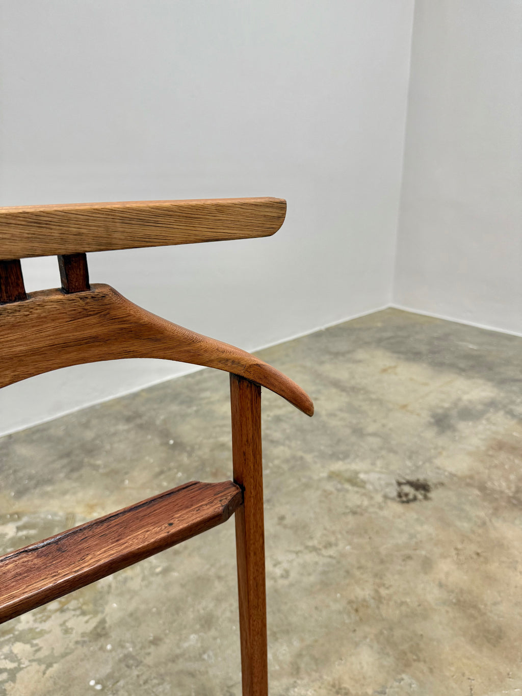 VINTAGE SOLID WOOD DUMB VALET