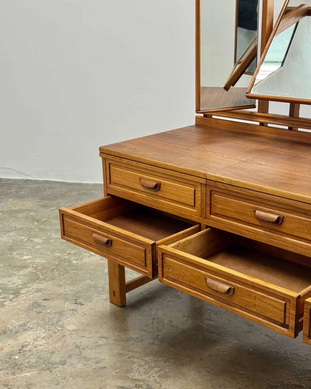 DRESSING TABLE BY TORRENTE