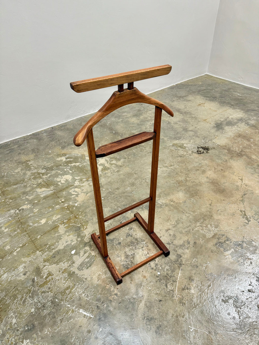 VINTAGE SOLID WOOD DUMB VALET