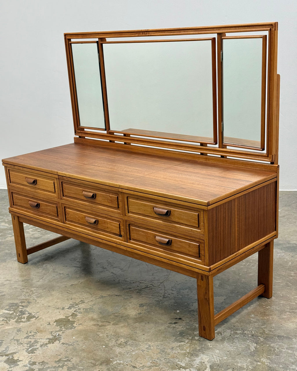 DRESSING TABLE BY TORRENTE