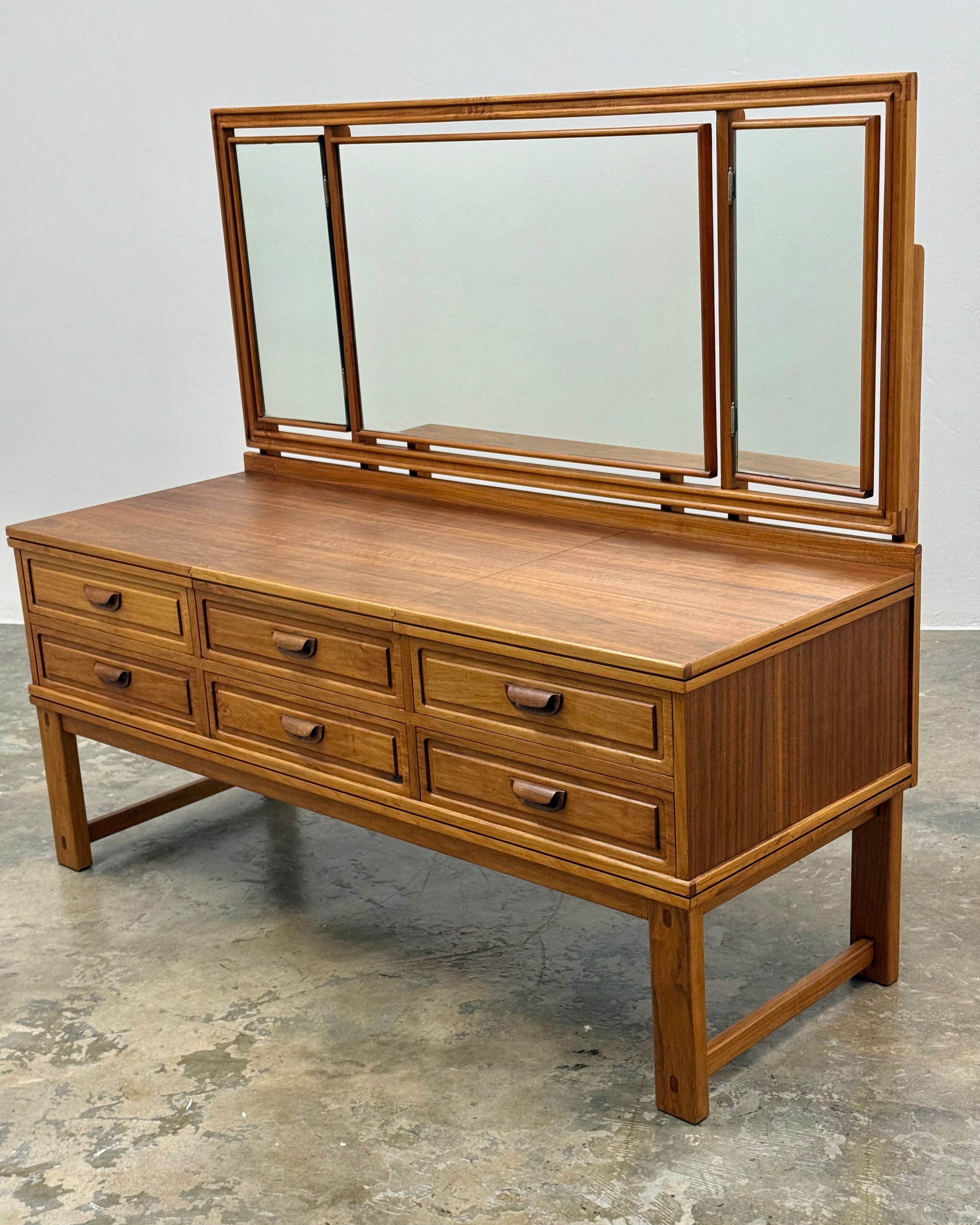 DRESSING TABLE BY TORRENTE