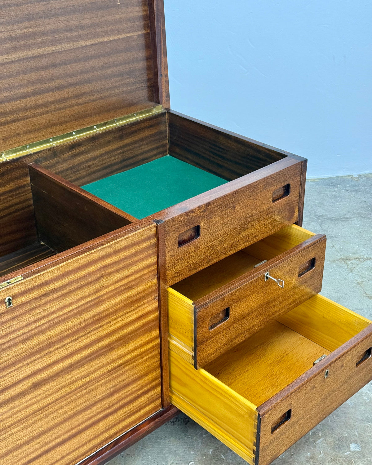 LARGE MID-CENTURY KIST