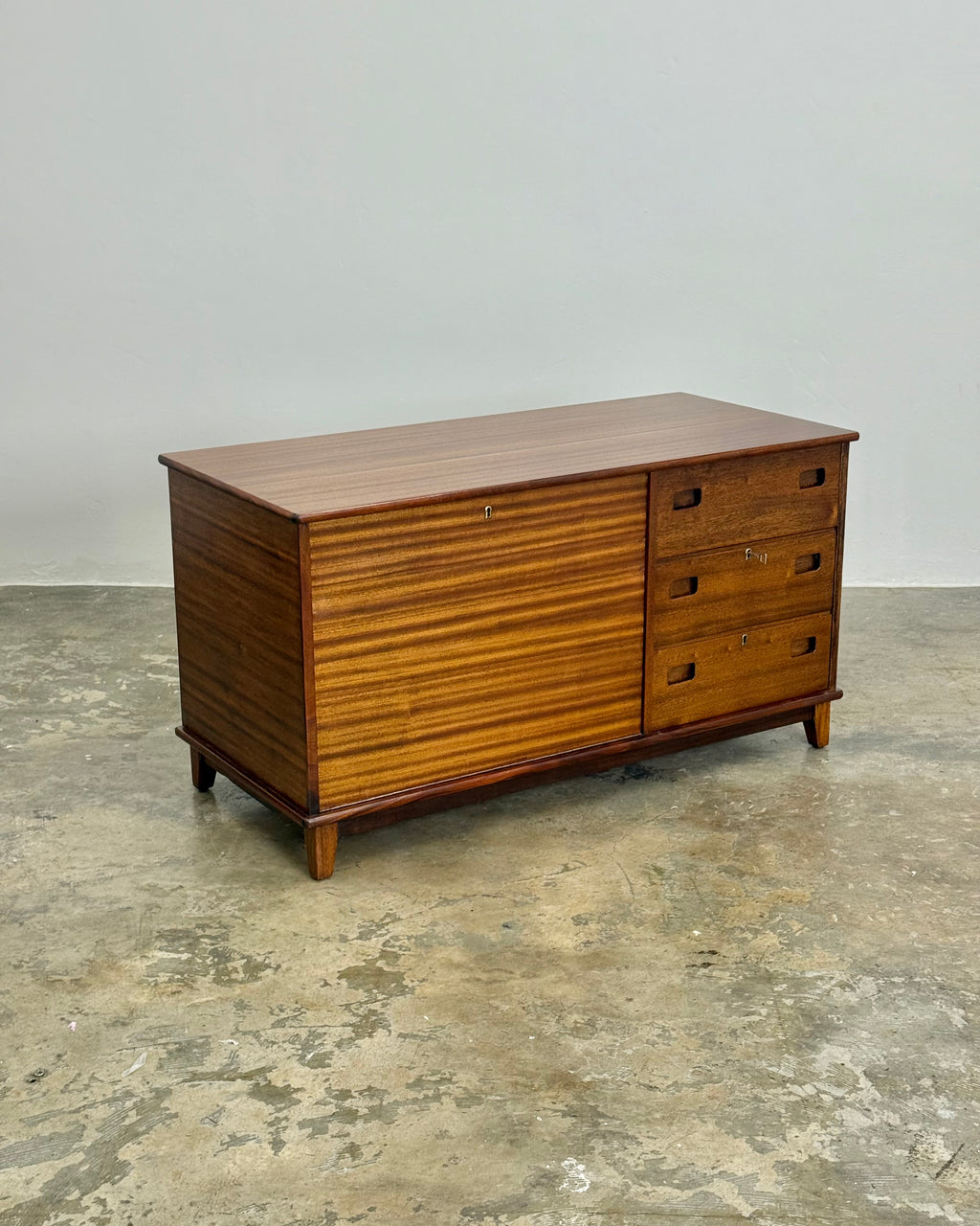 LARGE MID-CENTURY KIST