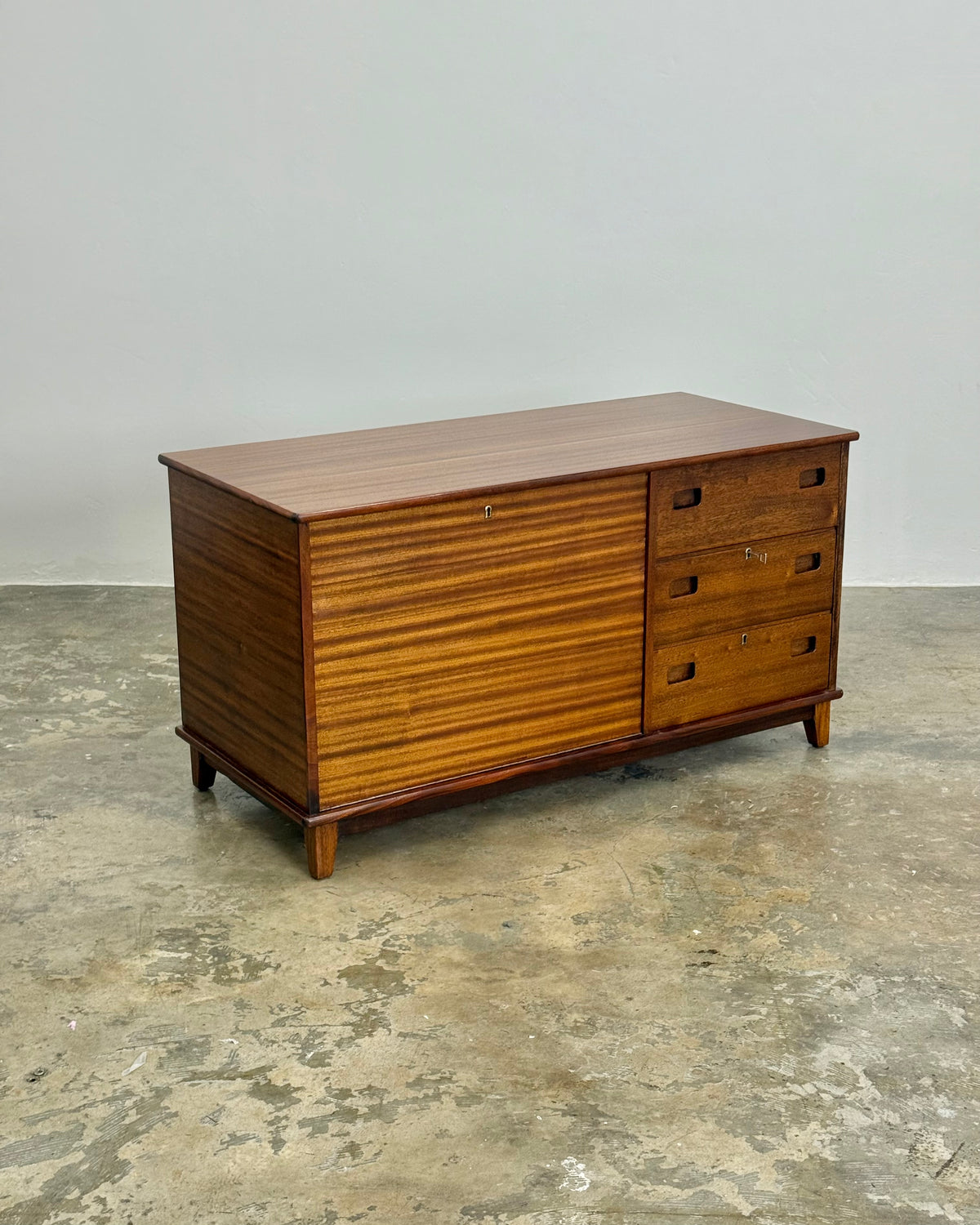 LARGE MID-CENTURY KIST