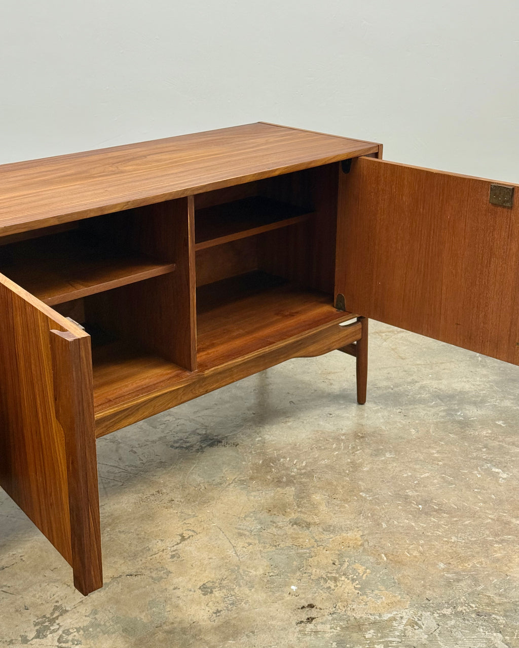 MID-CENTURY SIDEBOARD BY DUROS