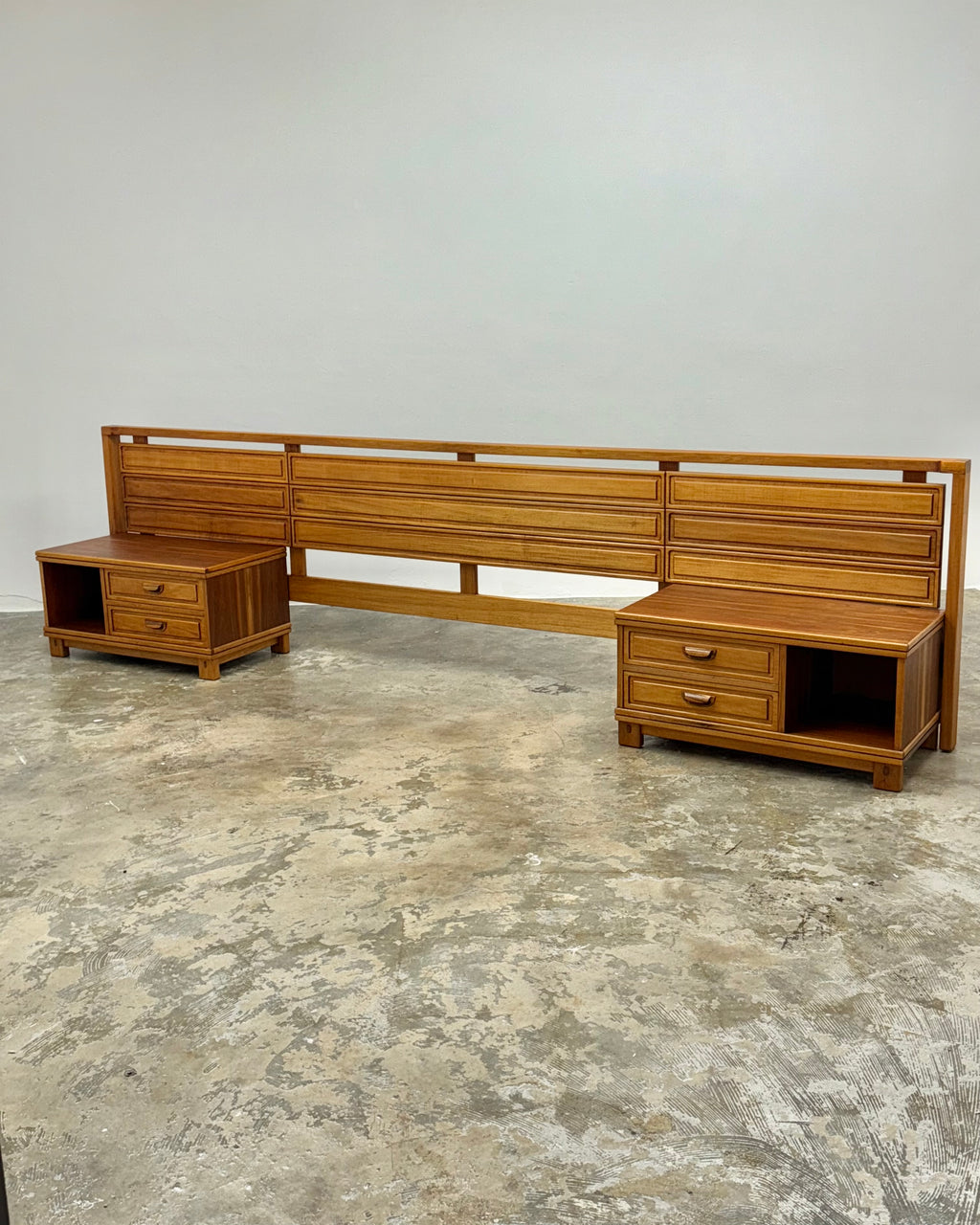 QUEEN HEADBOARD & PEDESTALS BY TORRENTE