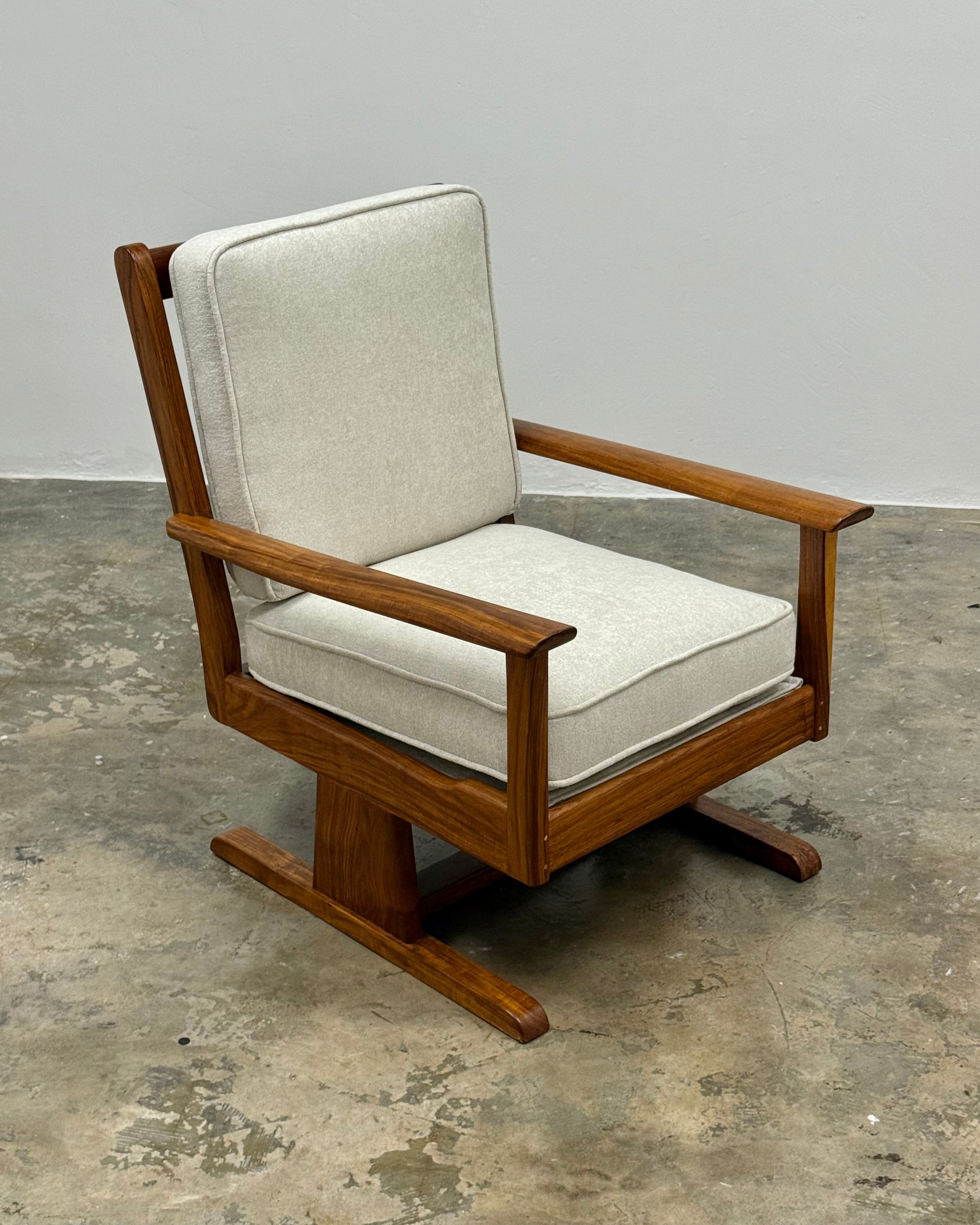 MID-CENTURY ARMCHAIR IN KIAAT