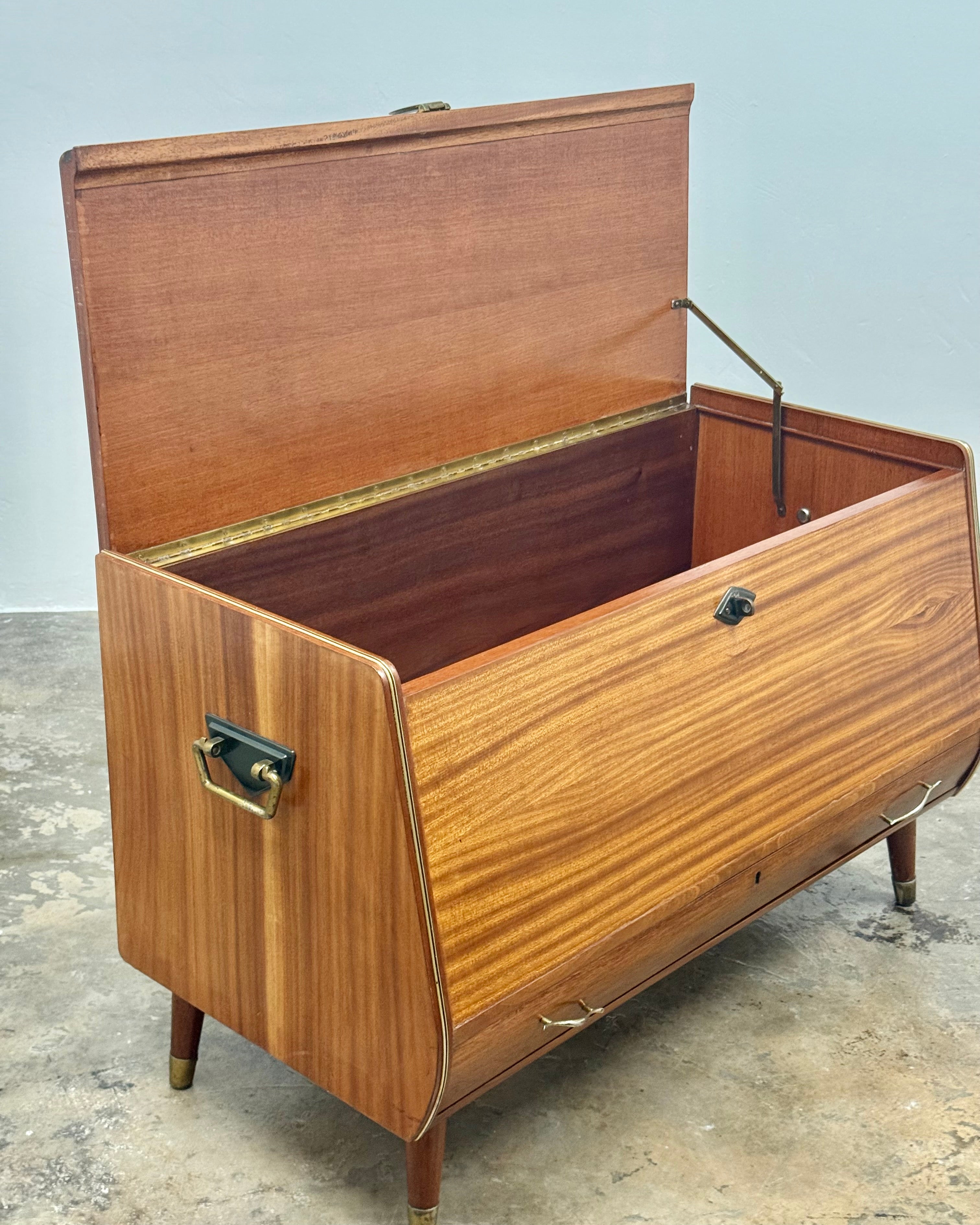 MID-CENTURY KIST