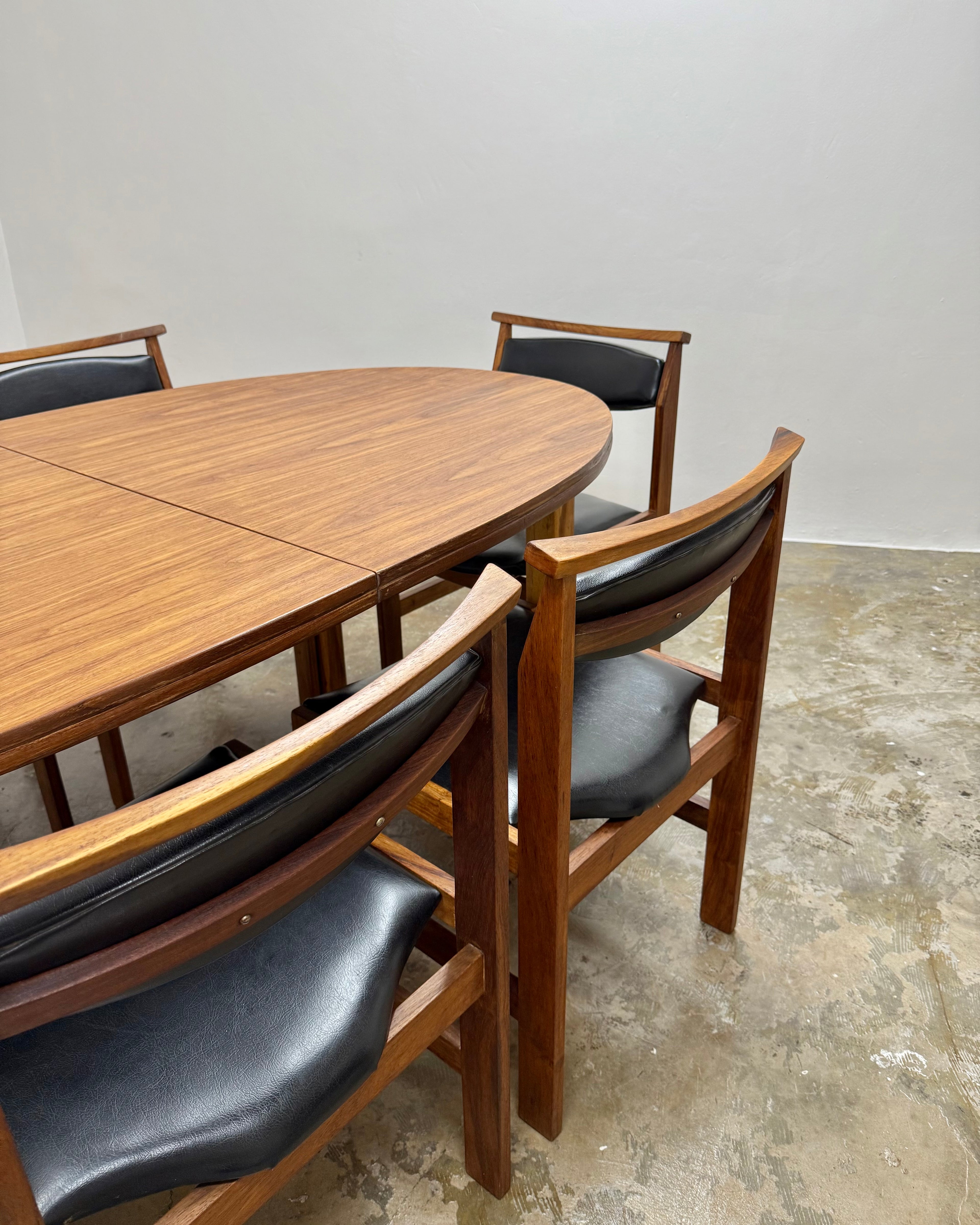 6 SEATER DINING SET IN KIAAT BY KALLENBACH