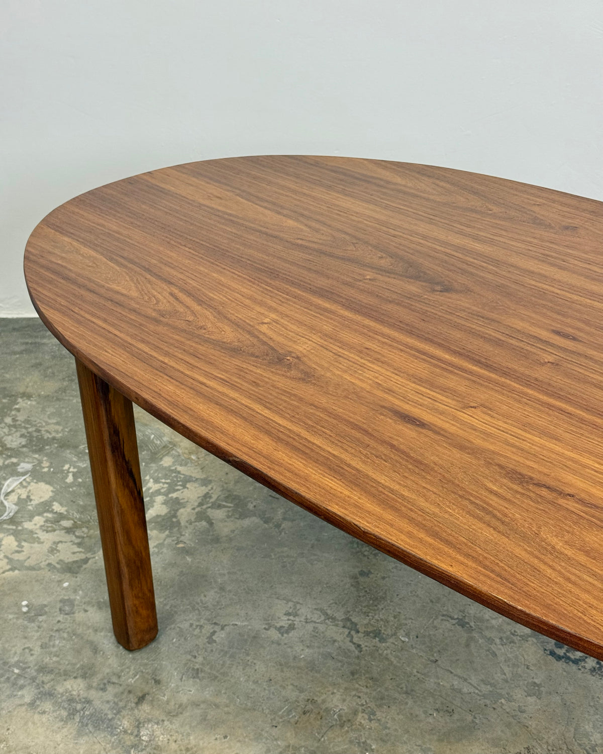 MID-CENTURY OVAL DINING TABLE - KALLENACH