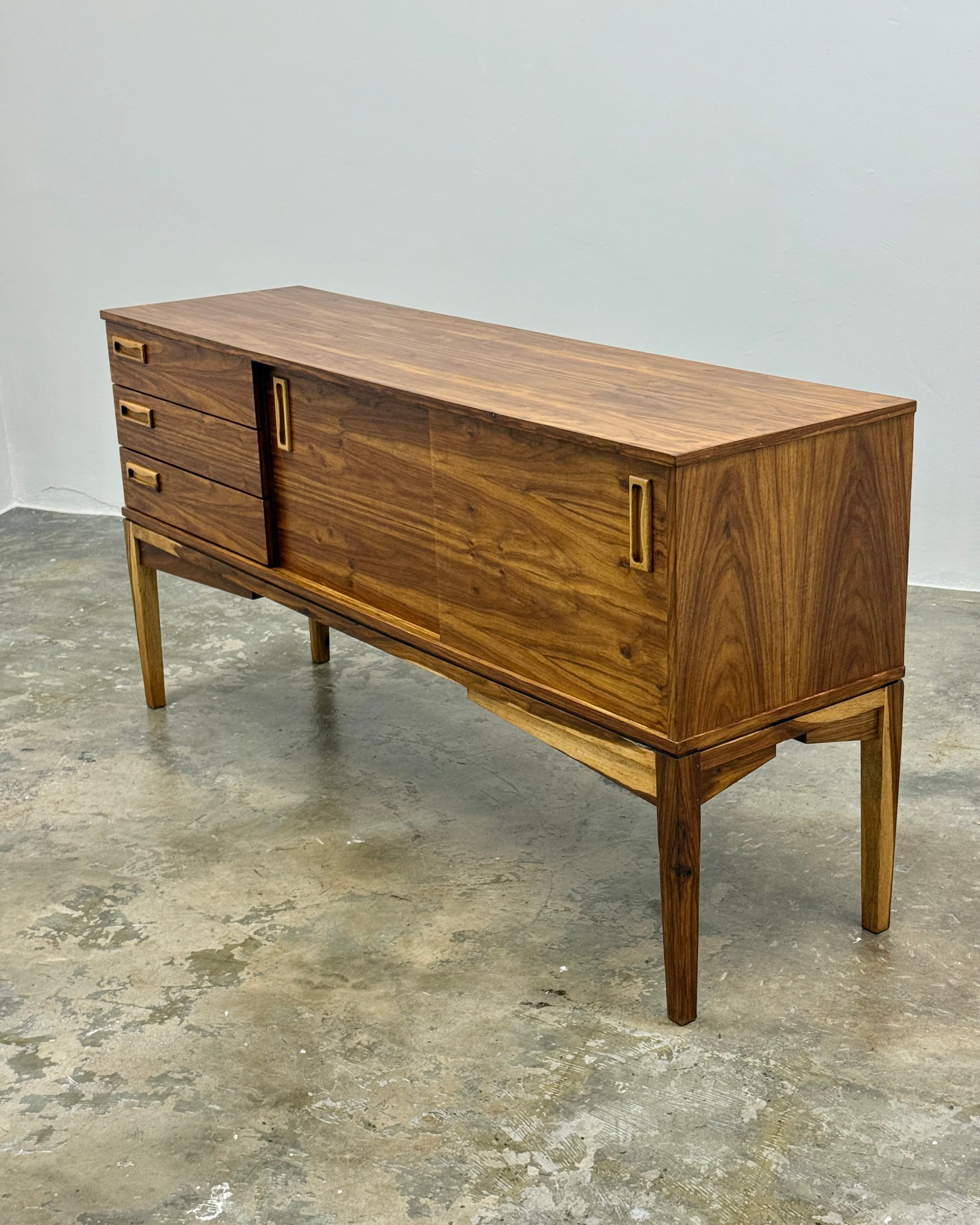 MID-CENTURY SIDEBOARD BY NOVOCRAFT