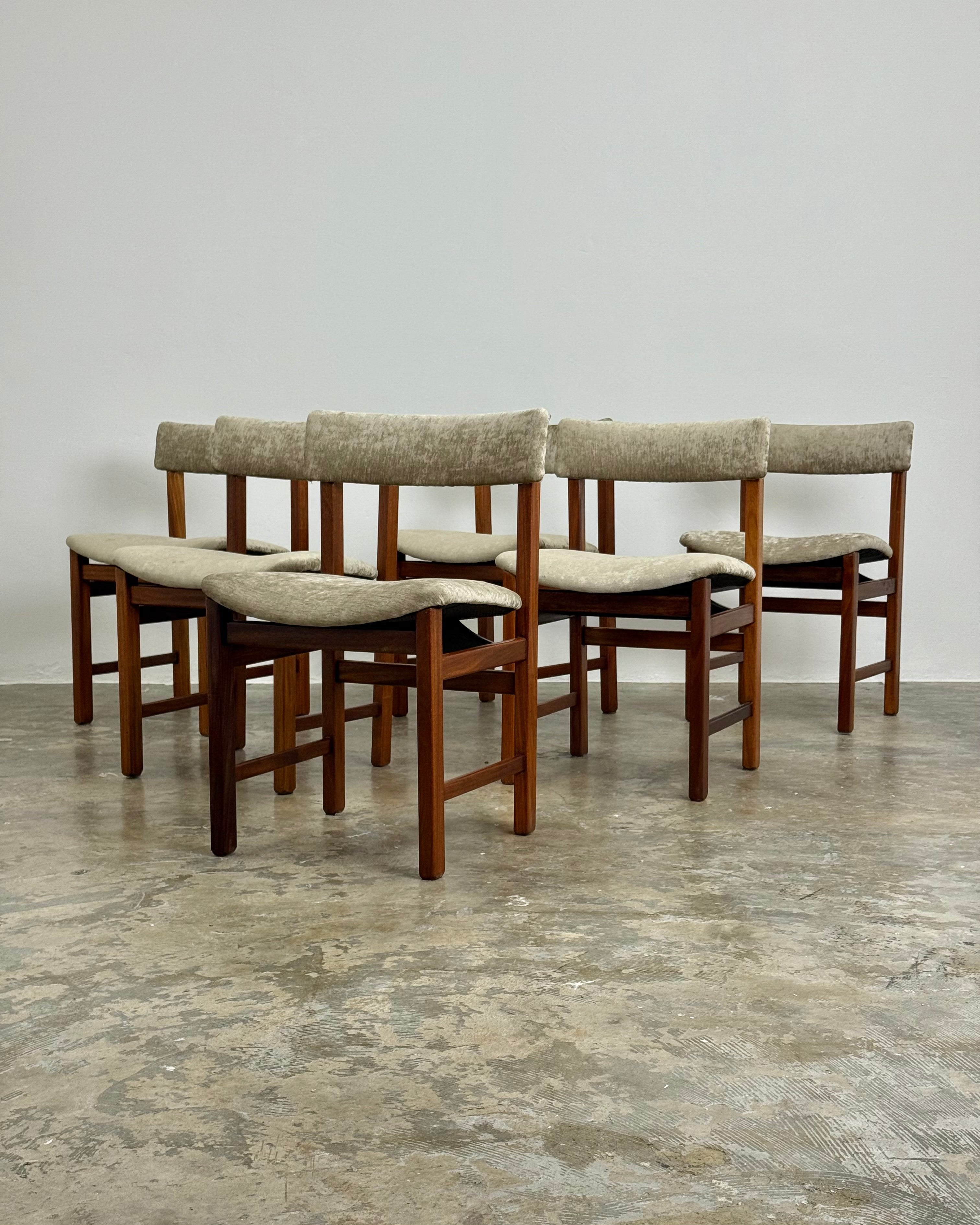 SET OF 6 X MID-CENTURY DINING CHAIRS