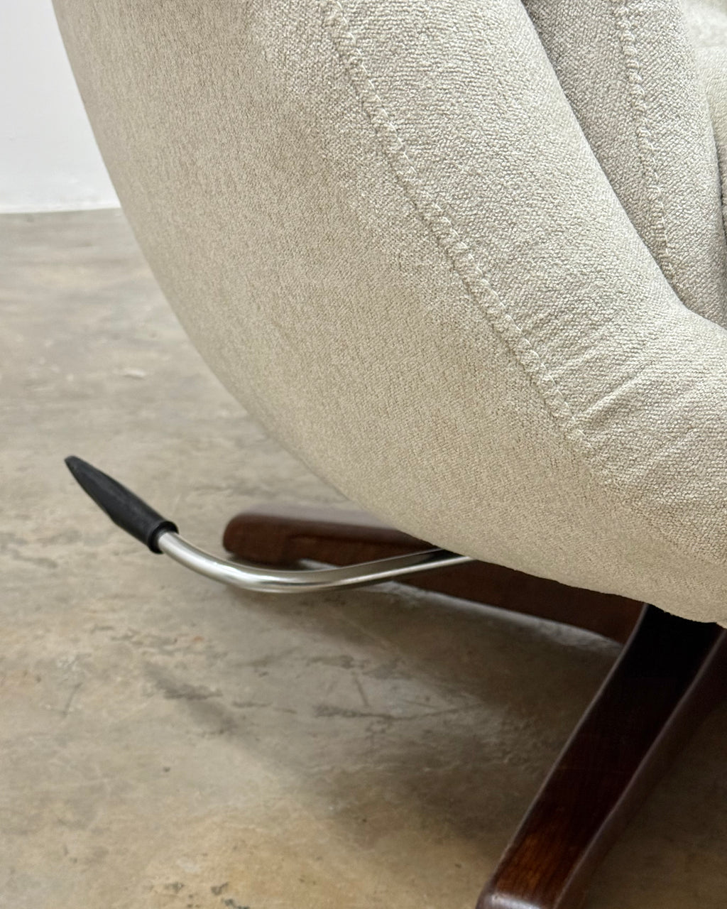 MID-CENTURY SWIVEL CHAIR BY GRAFTON EVEREST